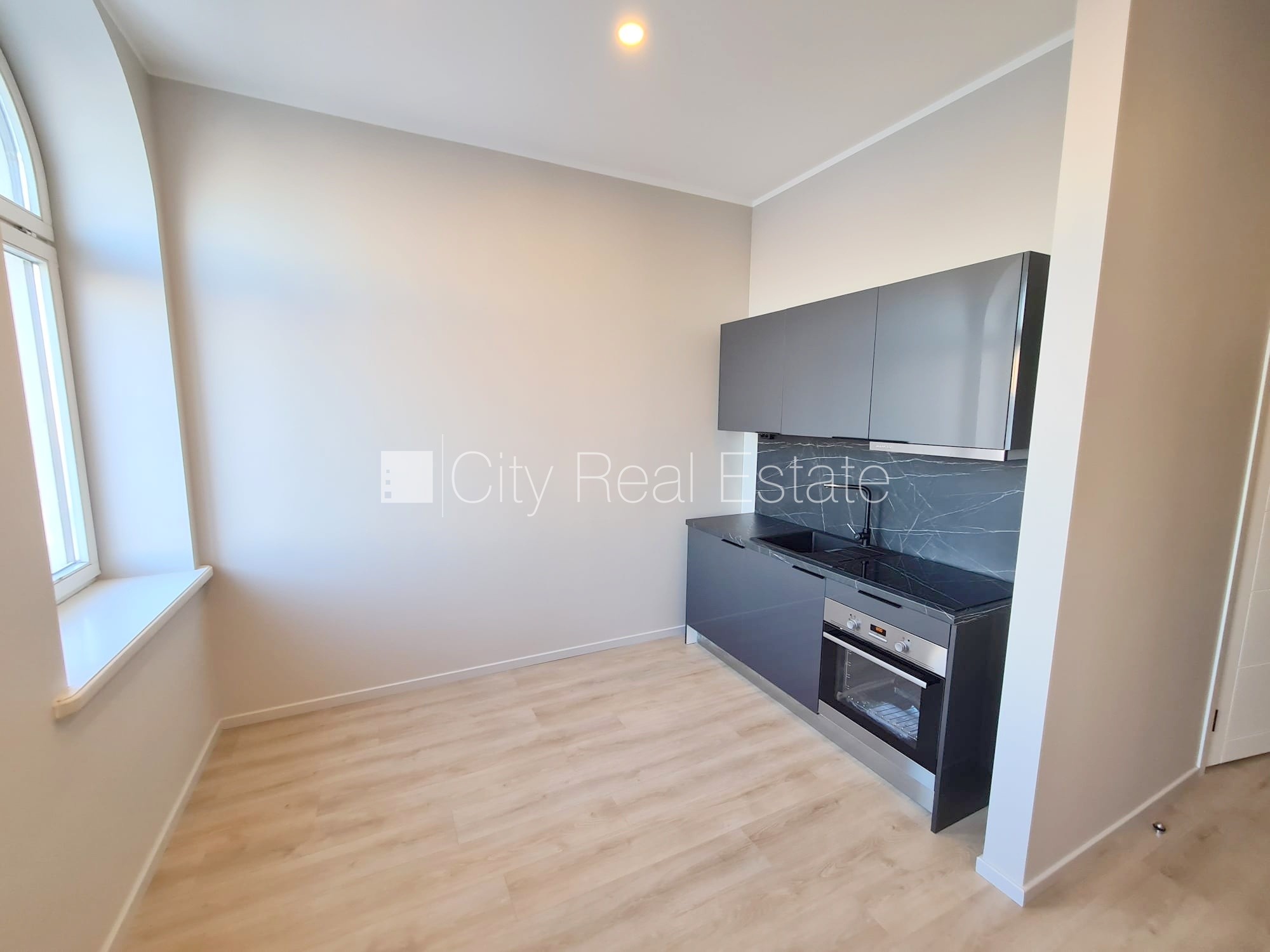 Sludinājumi. Fasādes māja, renovēta māja, slēgts pagalms, ieeja no ielas un pagalma, ir lifts, kāpņu telpa pēc Cena: 550 EUR/mēn Foto #8