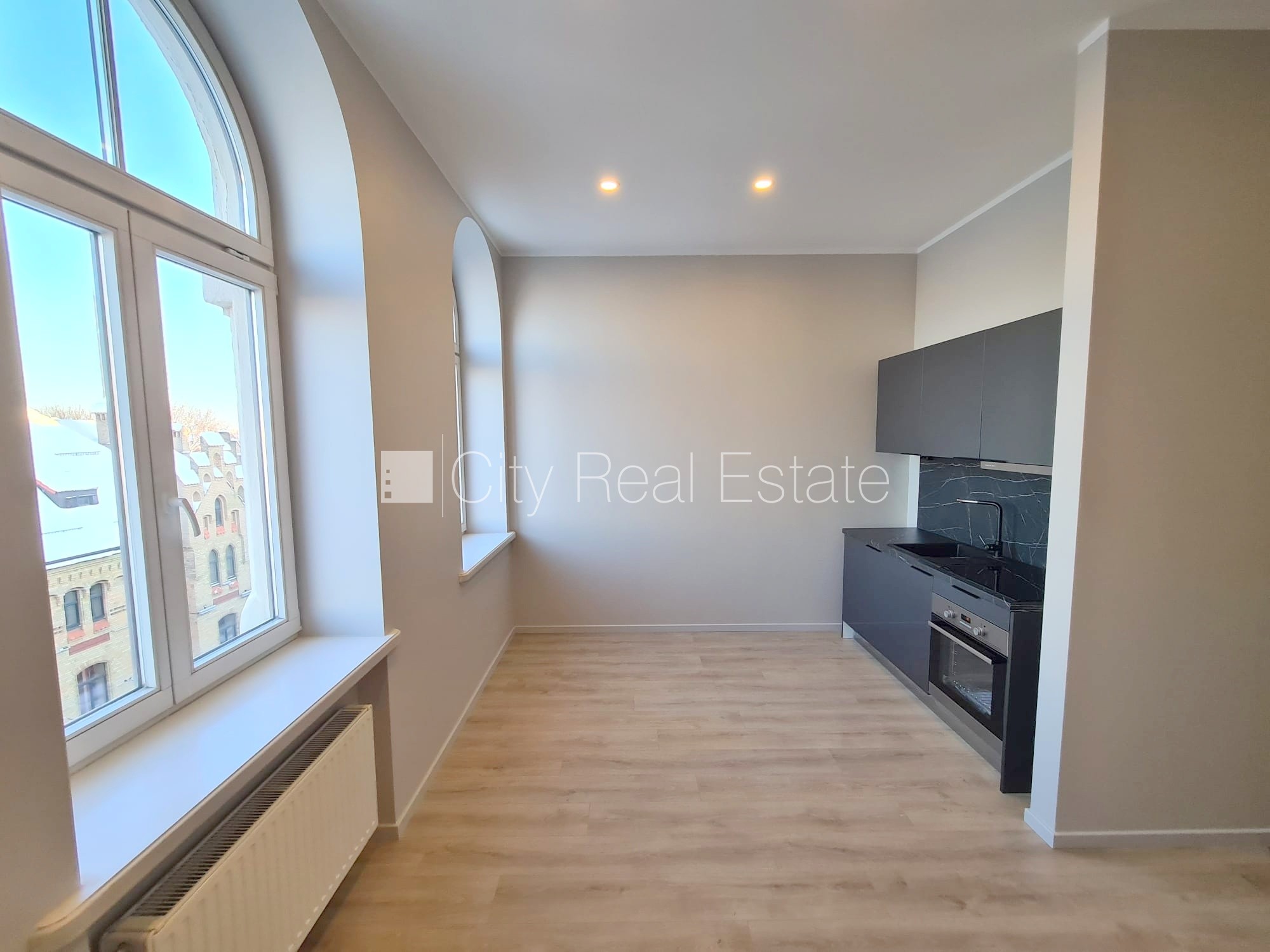 Sludinājumi. Fasādes māja, renovēta māja, slēgts pagalms, ieeja no ielas un pagalma, ir lifts, kāpņu telpa pēc Cena: 550 EUR/mēn Foto #6