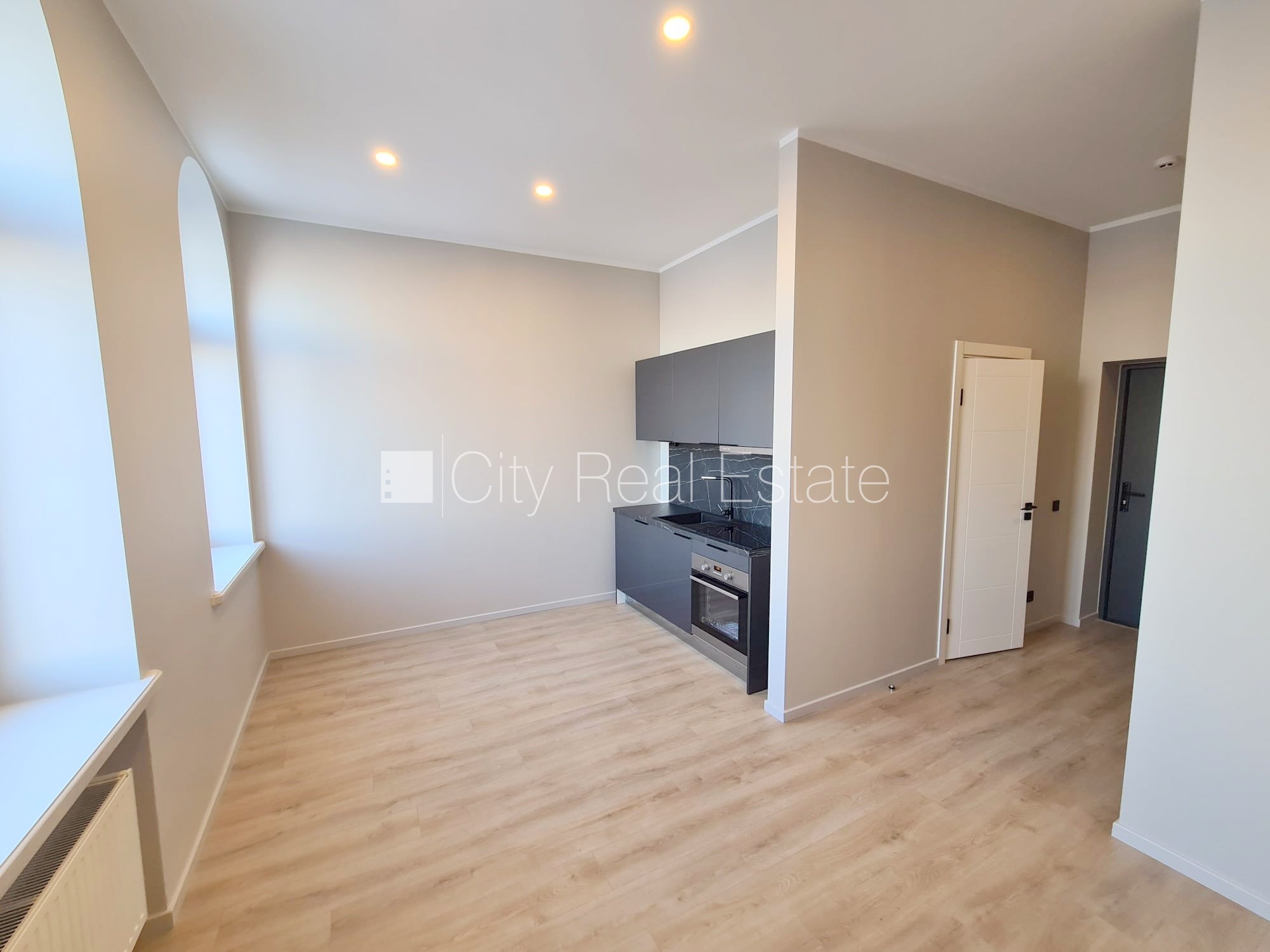 Sludinājumi. Fasādes māja, renovēta māja, slēgts pagalms, ieeja no ielas un pagalma, ir lifts, kāpņu telpa pēc Cena: 550 EUR/mēn Foto #7