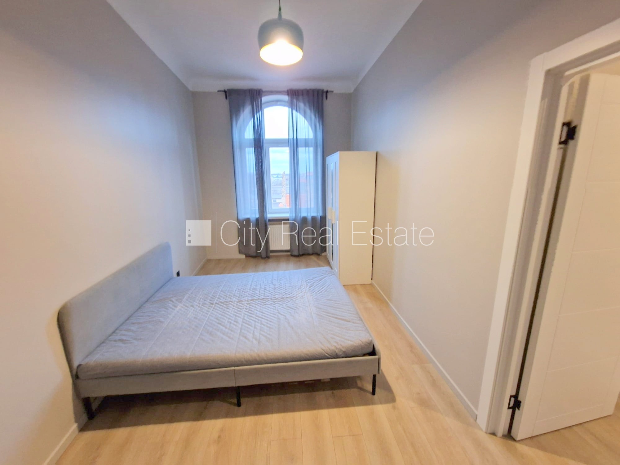 Sludinājumi. Fasādes māja, renovēta māja, slēgts pagalms, ieeja no ielas un pagalma, ir lifts, kāpņu telpa pēc Cena: 550 EUR/mēn Foto #12