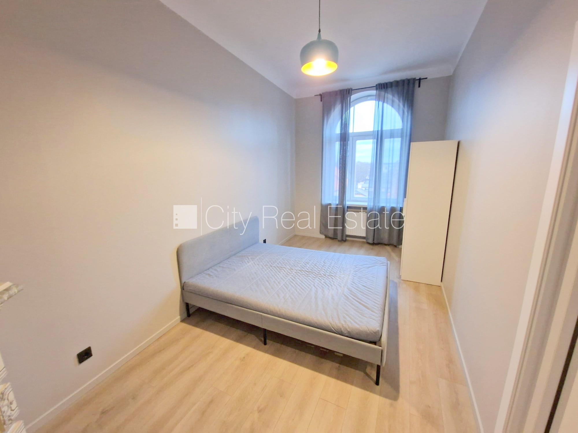 Sludinājumi. Fasādes māja, renovēta māja, slēgts pagalms, ieeja no ielas un pagalma, ir lifts, kāpņu telpa pēc Cena: 550 EUR/mēn Foto #11