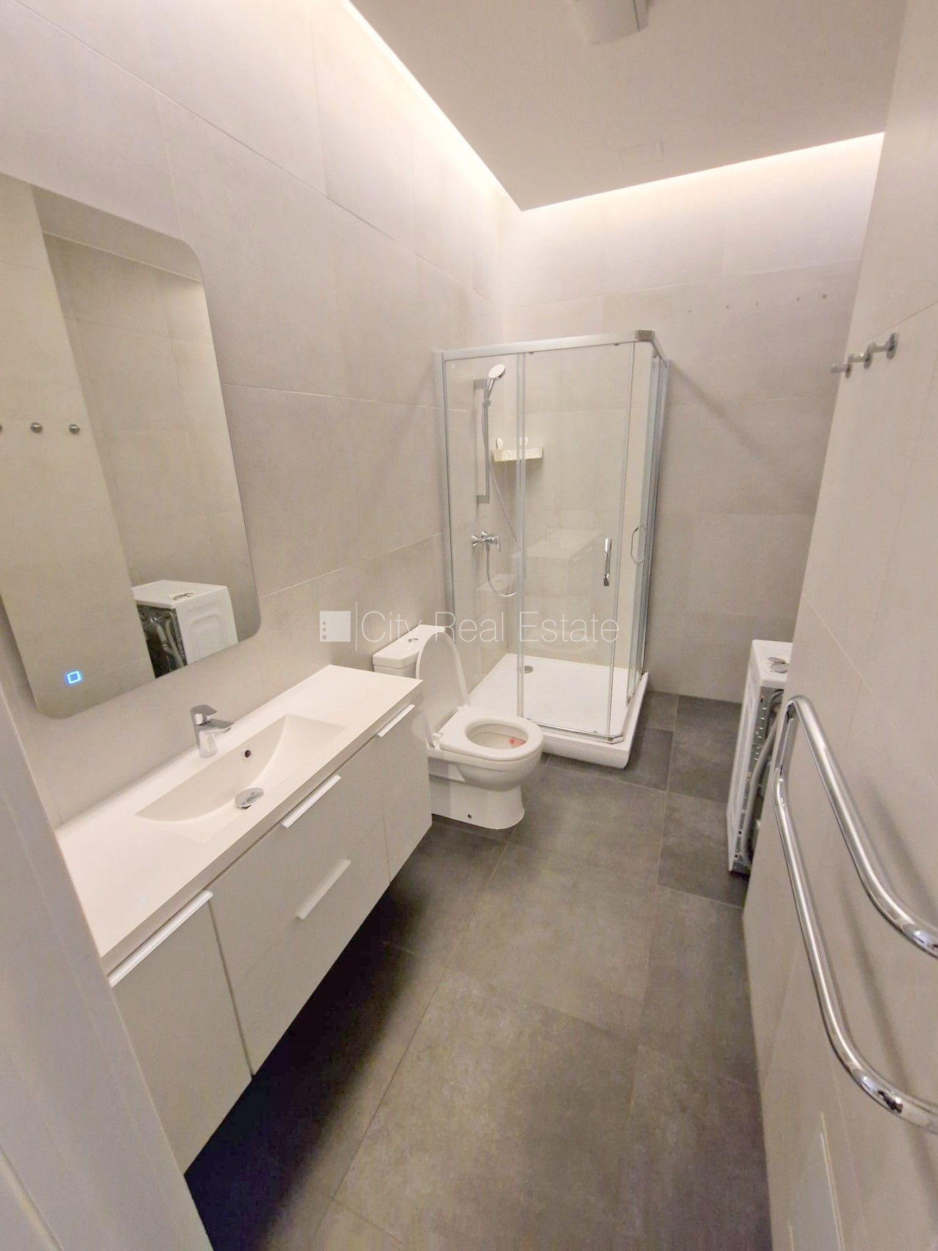 Sludinājumi. Fasādes māja, renovēta māja, slēgts pagalms, ieeja no ielas un pagalma, ir lifts, kāpņu telpa pēc Cena: 550 EUR/mēn Foto #15