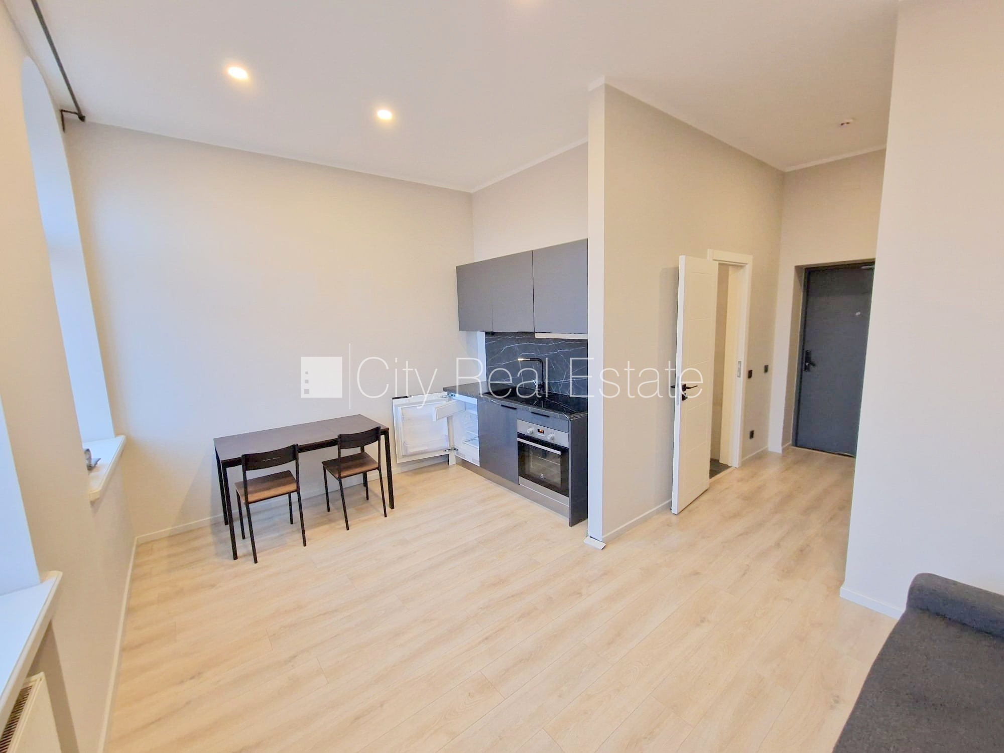 Sludinājumi. Fasādes māja, renovēta māja, slēgts pagalms, ieeja no ielas un pagalma, ir lifts, kāpņu telpa pēc Cena: 550 EUR/mēn Foto #5