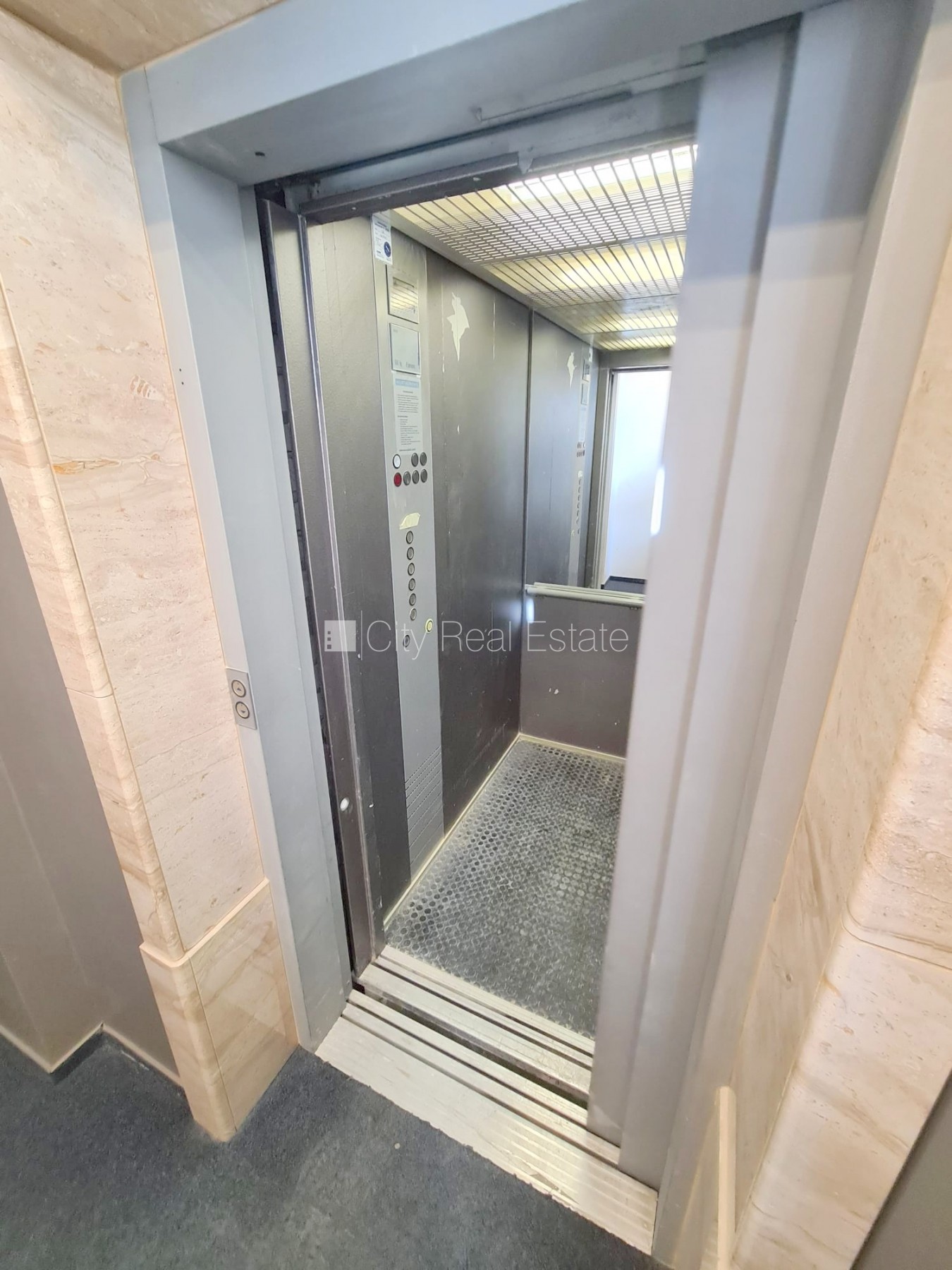 Sludinājumi. Fasādes māja, renovēta māja, slēgts pagalms, ieeja no ielas un pagalma, ir lifts, kāpņu telpa pēc Cena: 550 EUR/mēn Foto #20