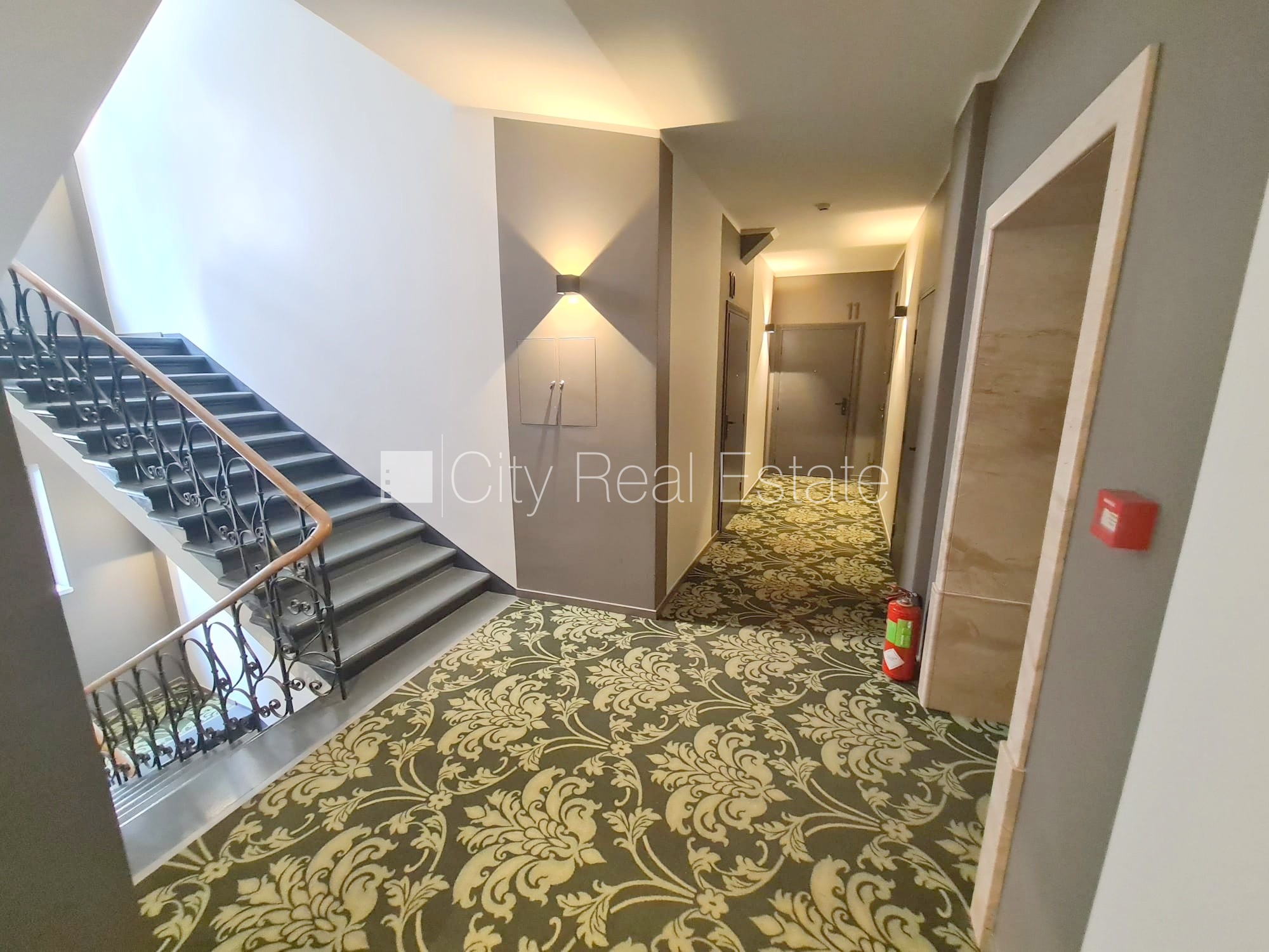 Sludinājumi. Fasādes māja, renovēta māja, slēgts pagalms, ieeja no ielas un pagalma, ir lifts, kāpņu telpa pēc Cena: 550 EUR/mēn Foto #16