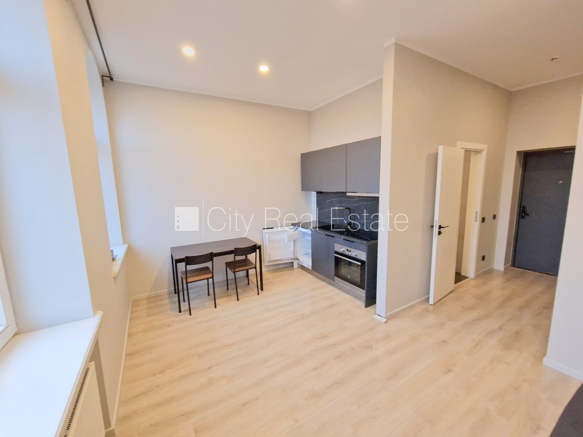 Sludinājumi. Fasādes māja, renovēta māja, slēgts pagalms, ieeja no ielas un pagalma, ir lifts, kāpņu telpa pēc Cena: 550 EUR/mēn Foto #1