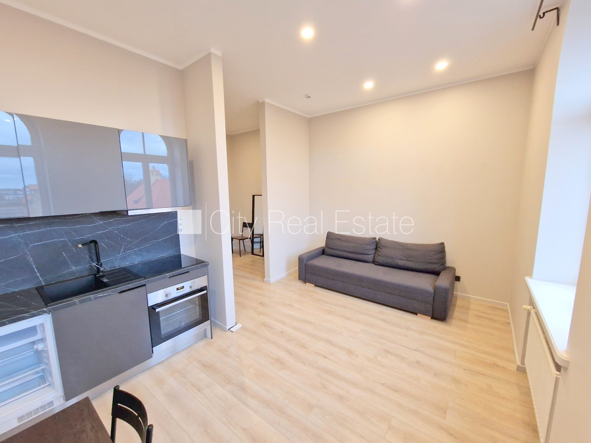 Sludinājumi. Fasādes māja, renovēta māja, slēgts pagalms, ieeja no ielas un pagalma, ir lifts, kāpņu telpa pēc Cena: 550 EUR/mēn Foto #2