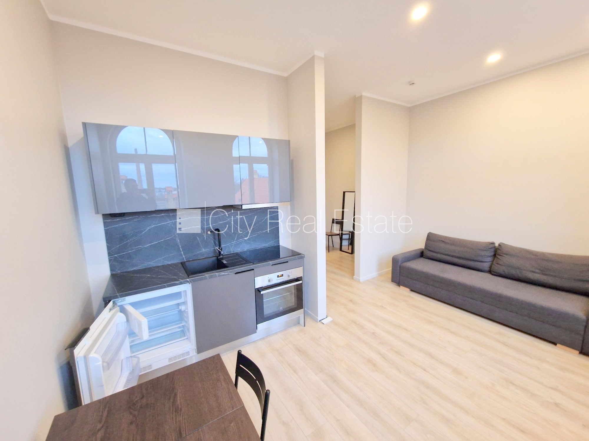 Sludinājumi. Fasādes māja, renovēta māja, slēgts pagalms, ieeja no ielas un pagalma, ir lifts, kāpņu telpa pēc Cena: 550 EUR/mēn Foto #4