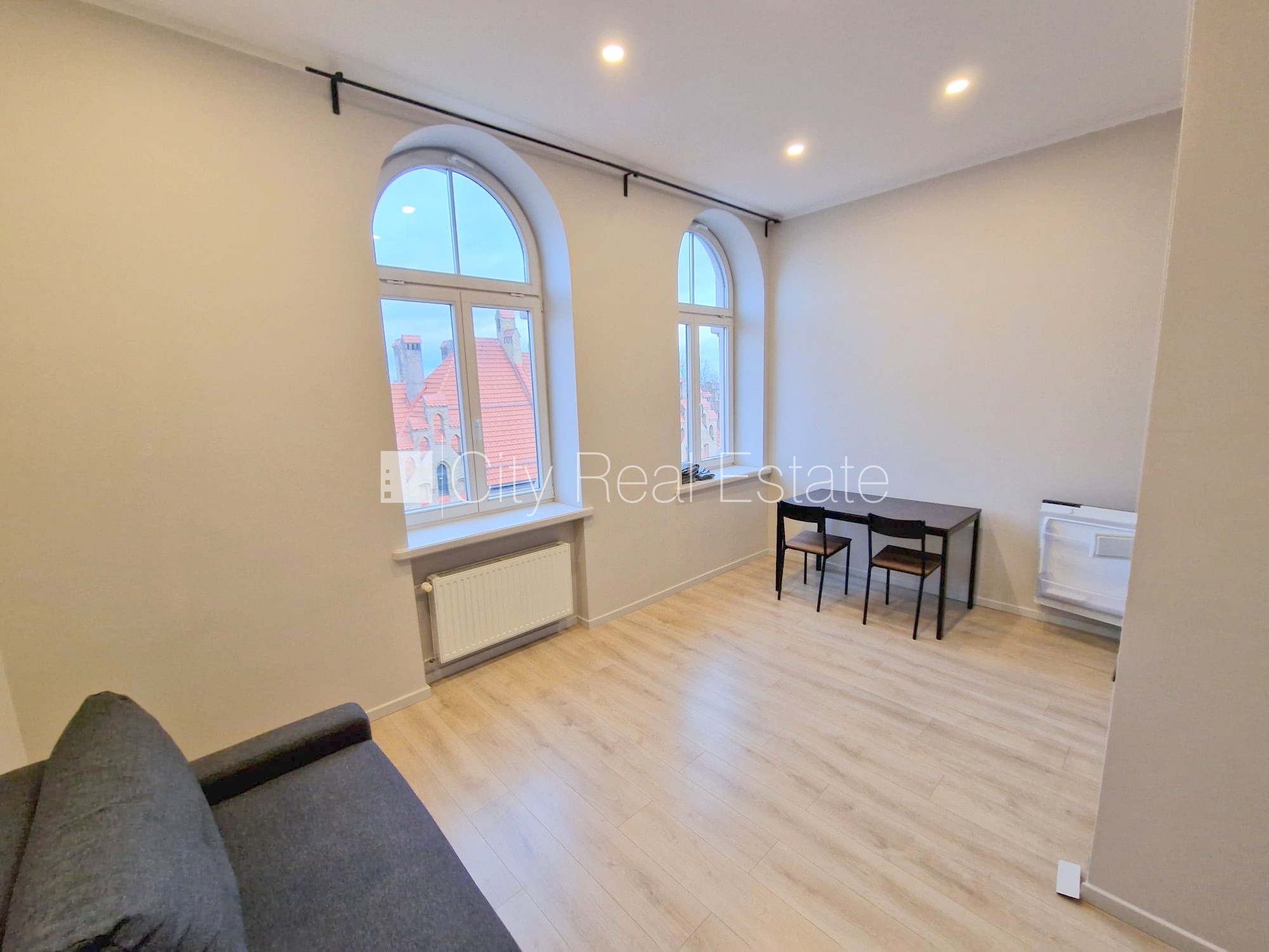 Sludinājumi. Fasādes māja, renovēta māja, slēgts pagalms, ieeja no ielas un pagalma, ir lifts, kāpņu telpa pēc Cena: 550 EUR/mēn Foto #3