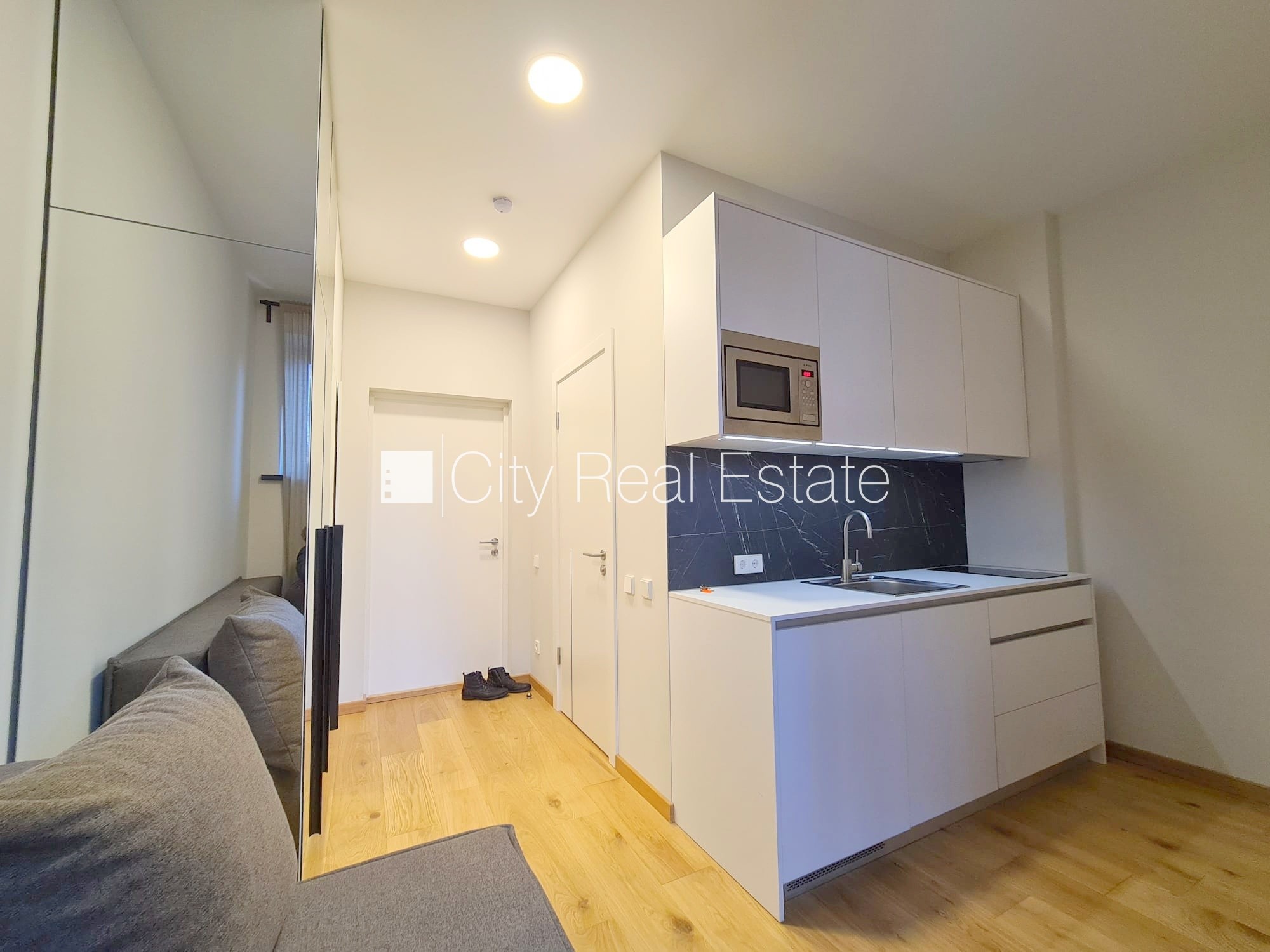 Sludinājumi. Pagalma ēka, renovēta māja, slēgts pagalms, ieeja no ielas un pagalma, ir lifts, kāpņu telpa pēc Cena: 370 EUR/mēn Foto #2