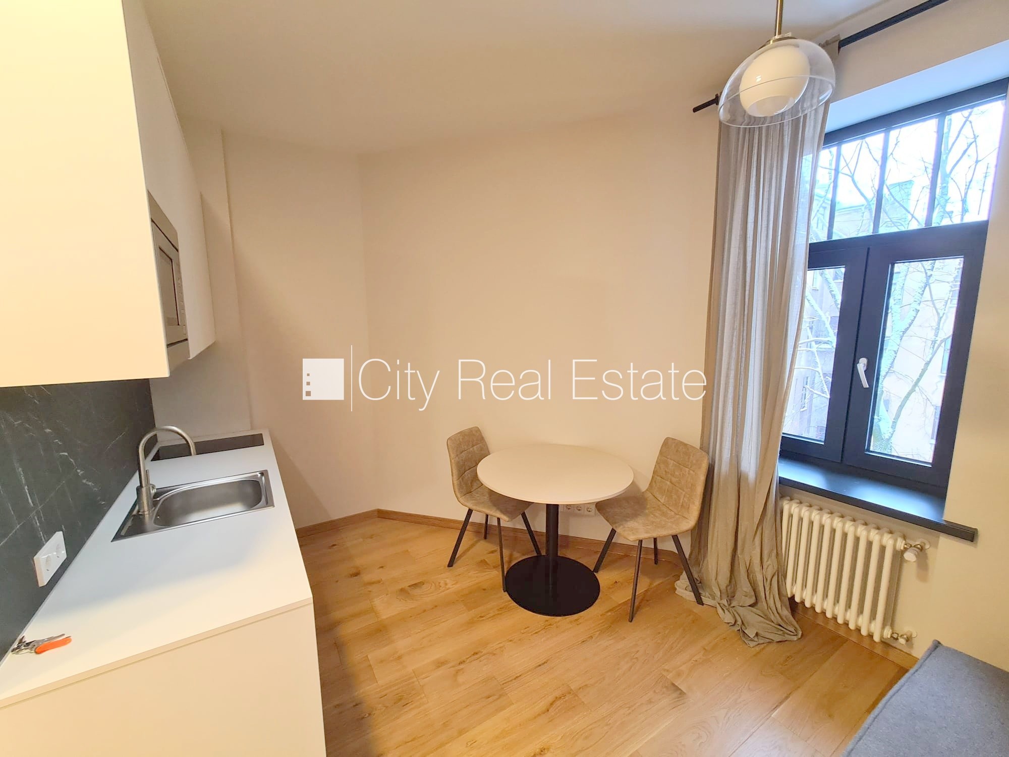 Sludinājumi. Pagalma ēka, renovēta māja, slēgts pagalms, ieeja no ielas un pagalma, ir lifts, kāpņu telpa pēc Cena: 370 EUR/mēn Foto #3