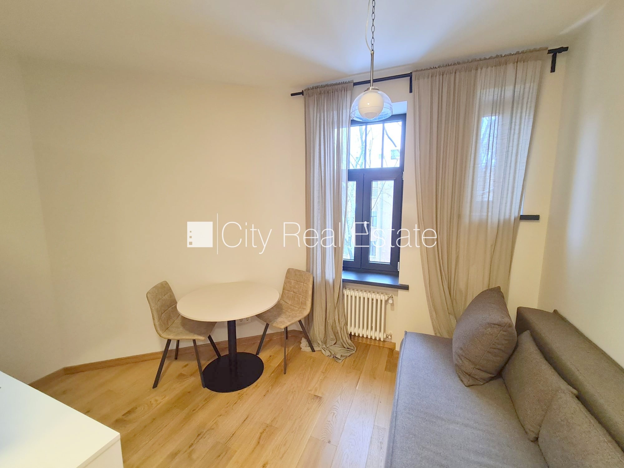 Sludinājumi. Pagalma ēka, renovēta māja, slēgts pagalms, ieeja no ielas un pagalma, ir lifts, kāpņu telpa pēc Cena: 370 EUR/mēn Foto #4