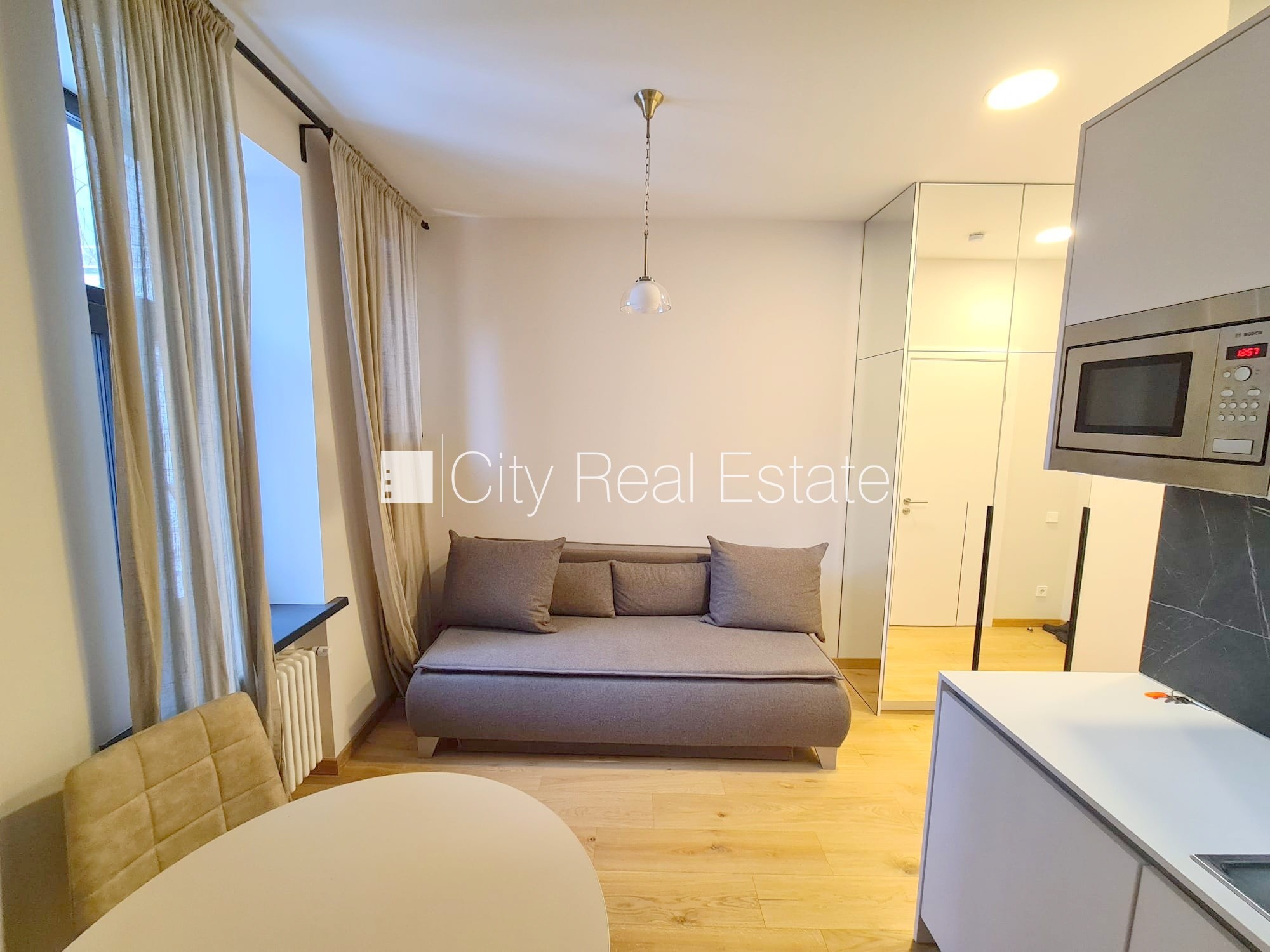 Sludinājumi. Pagalma ēka, renovēta māja, slēgts pagalms, ieeja no ielas un pagalma, ir lifts, kāpņu telpa pēc Cena: 370 EUR/mēn Foto #11