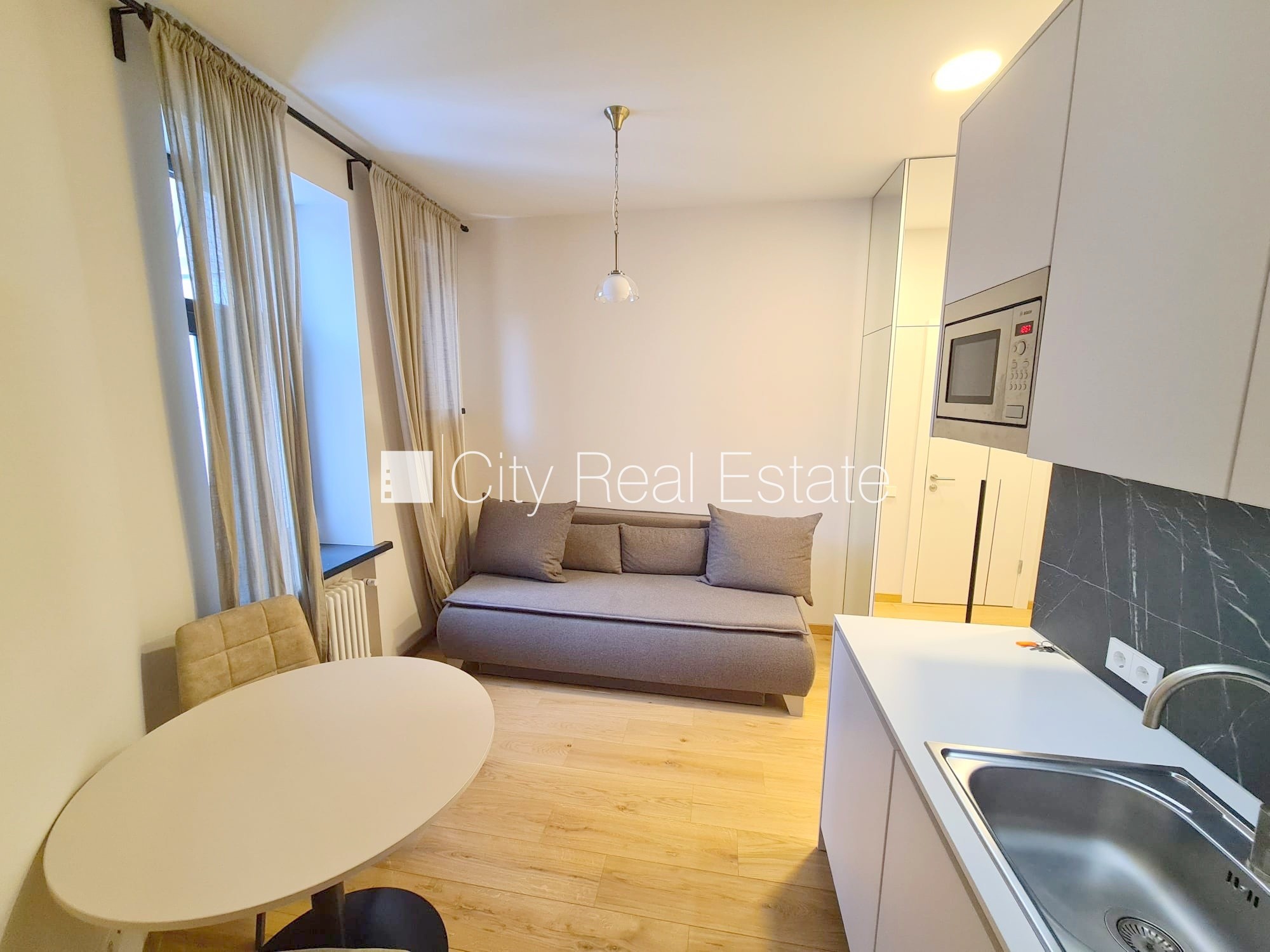 Sludinājumi. Pagalma ēka, renovēta māja, slēgts pagalms, ieeja no ielas un pagalma, ir lifts, kāpņu telpa pēc Cena: 370 EUR/mēn Foto #12