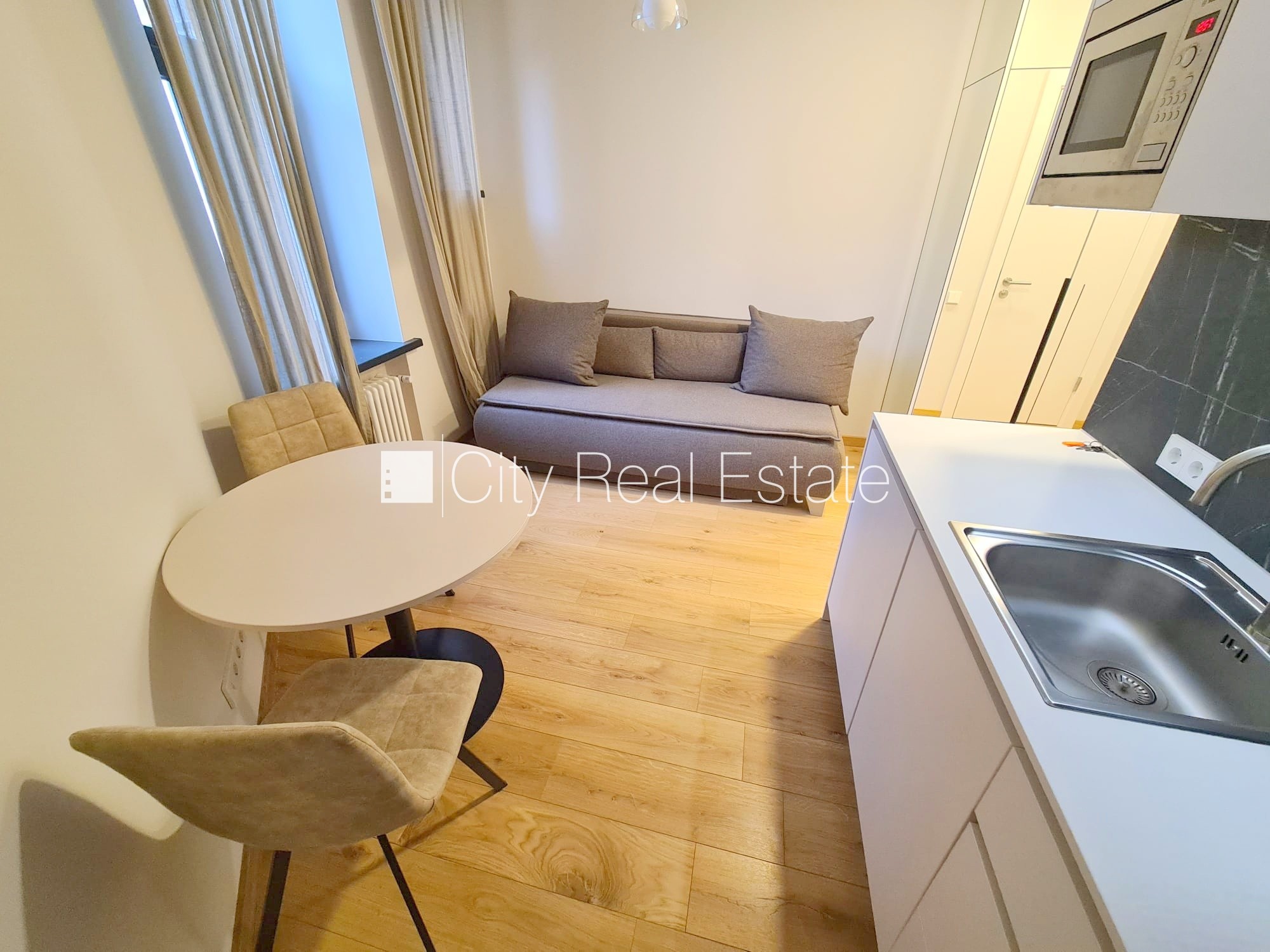 Sludinājumi. Pagalma ēka, renovēta māja, slēgts pagalms, ieeja no ielas un pagalma, ir lifts, kāpņu telpa pēc Cena: 370 EUR/mēn Foto #13