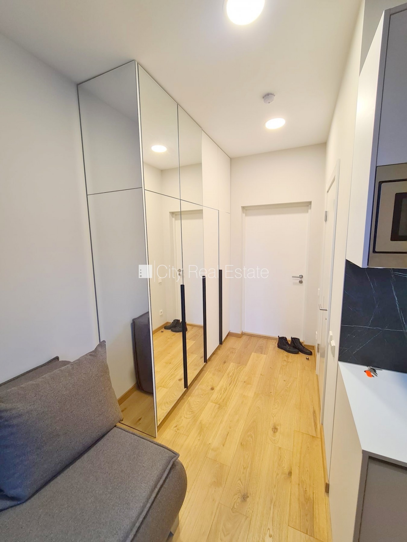 Sludinājumi. Pagalma ēka, renovēta māja, slēgts pagalms, ieeja no ielas un pagalma, ir lifts, kāpņu telpa pēc Cena: 370 EUR/mēn Foto #19