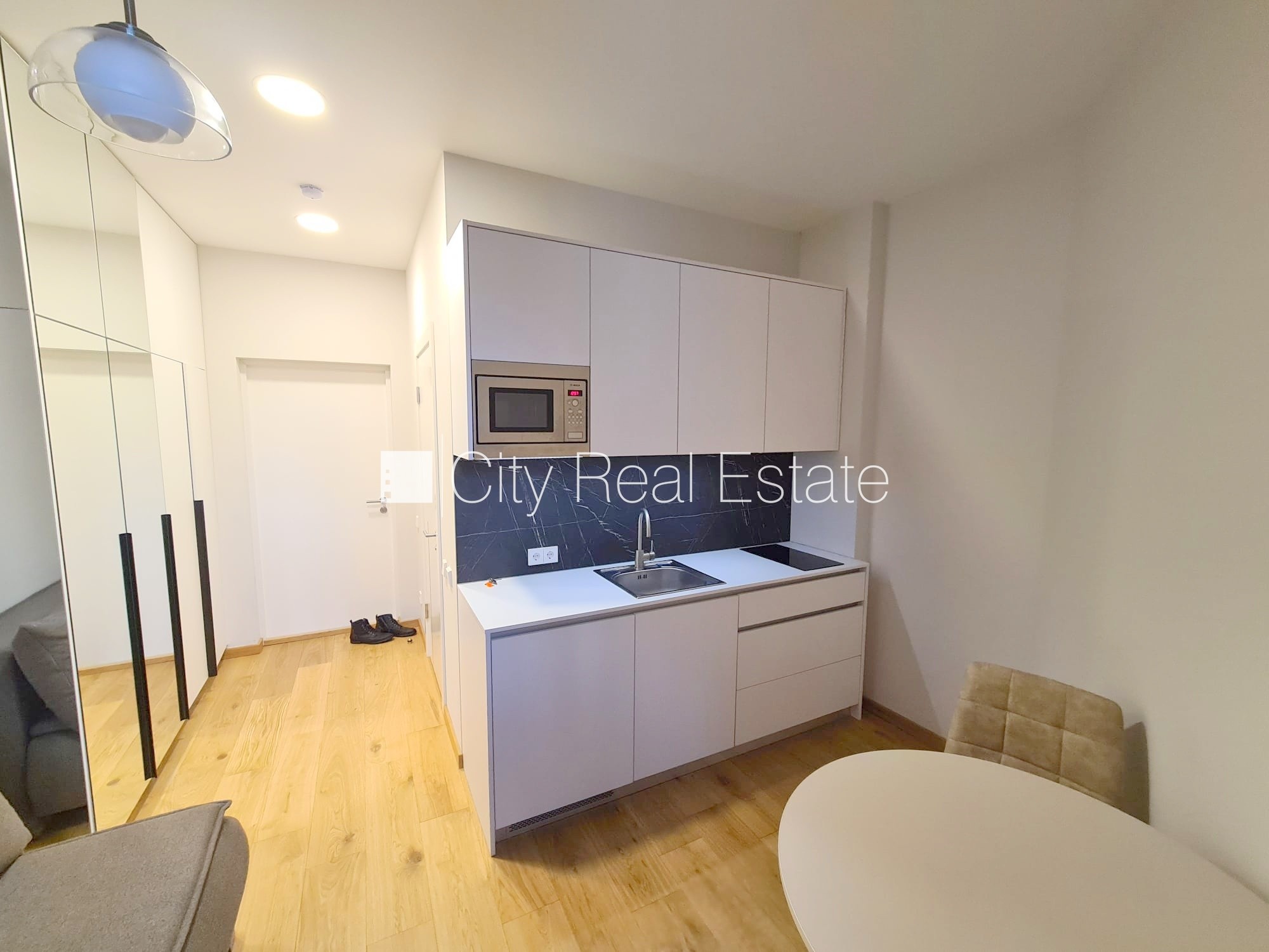 Sludinājumi. Pagalma ēka, renovēta māja, slēgts pagalms, ieeja no ielas un pagalma, ir lifts, kāpņu telpa pēc Cena: 370 EUR/mēn Foto #10