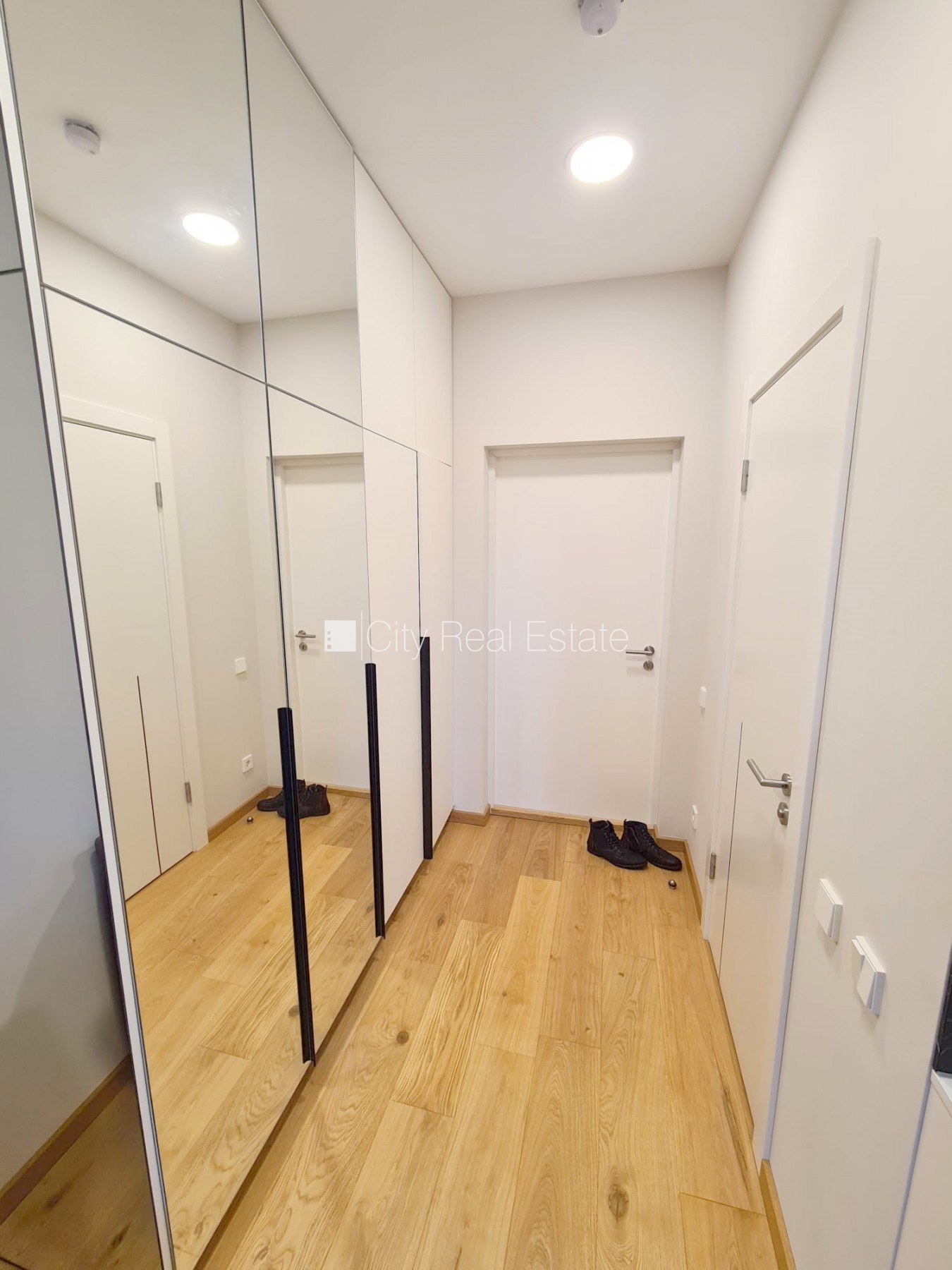 Sludinājumi. Pagalma ēka, renovēta māja, slēgts pagalms, ieeja no ielas un pagalma, ir lifts, kāpņu telpa pēc Cena: 370 EUR/mēn Foto #18