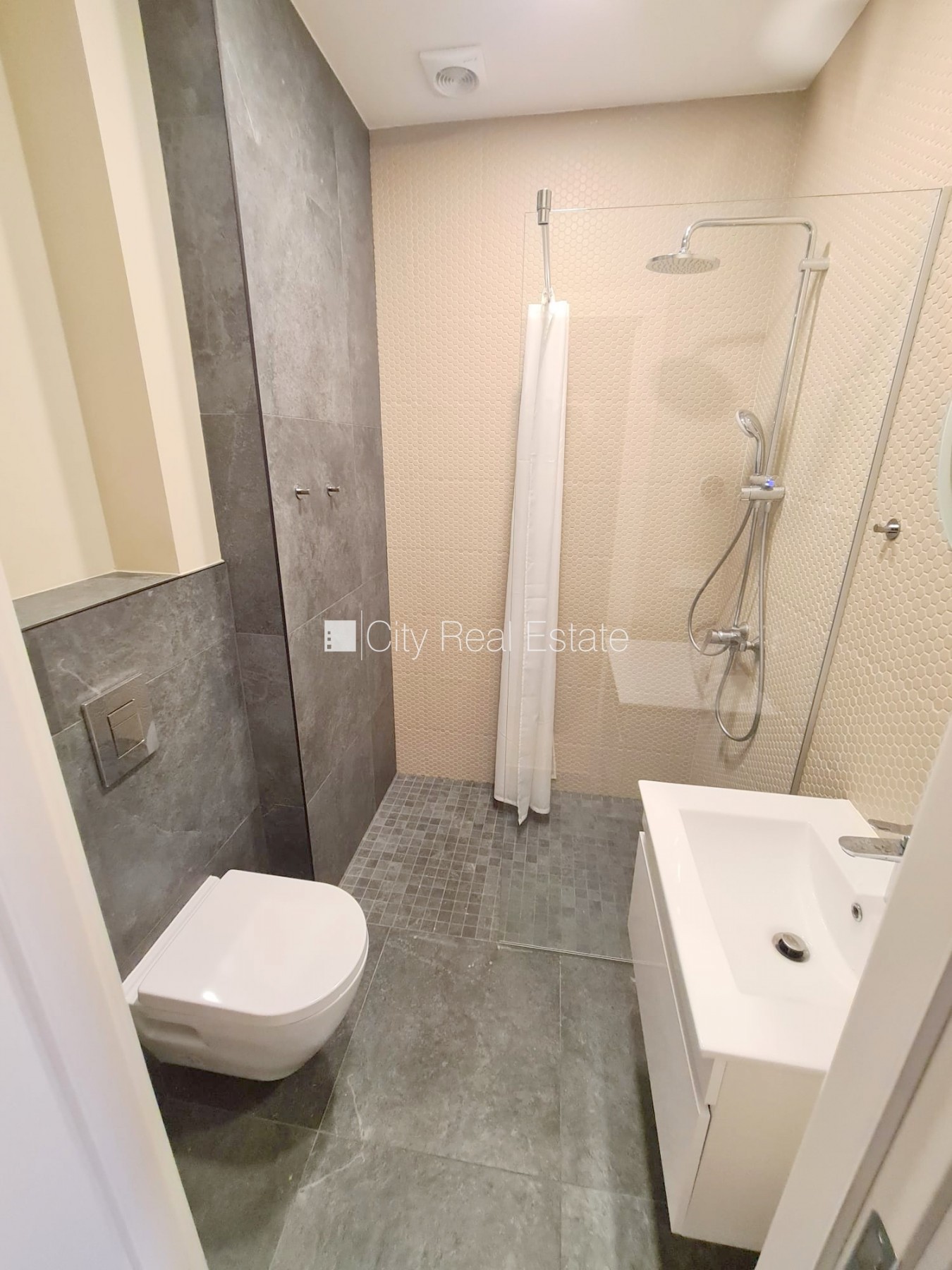 Sludinājumi. Pagalma ēka, renovēta māja, slēgts pagalms, ieeja no ielas un pagalma, ir lifts, kāpņu telpa pēc Cena: 370 EUR/mēn Foto #17