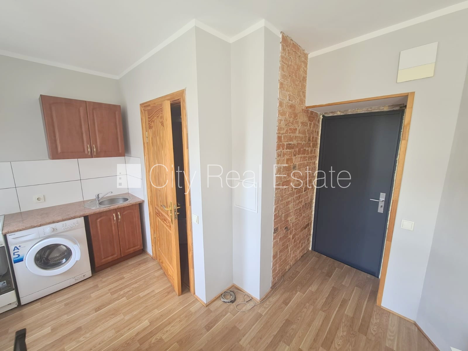 Объявление. Здание во дворе, реновированный дом, закрытый двор, вход с улицы и со двора, лестничная клетка Цена: 260 EUR/мес. Foto #3