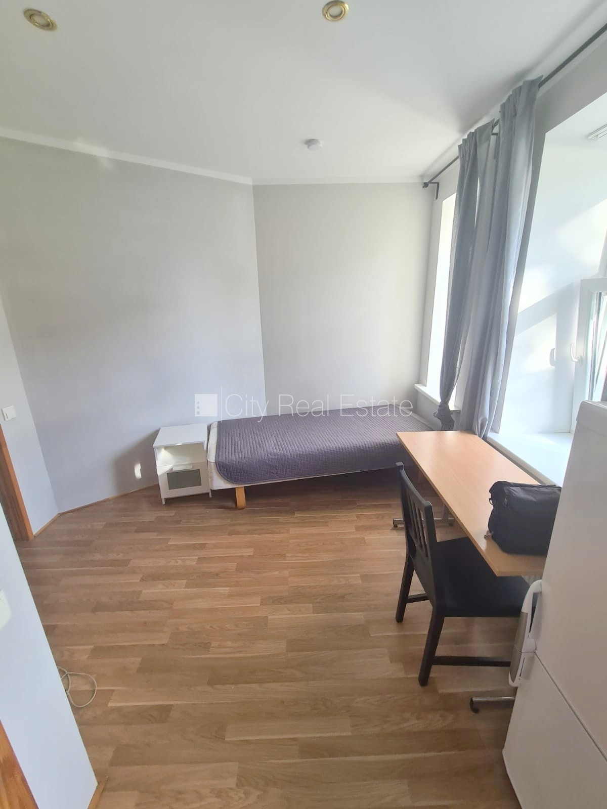 Объявление. Здание во дворе, реновированный дом, закрытый двор, вход с улицы и со двора, лестничная клетка Цена: 260 EUR/мес. Foto #7