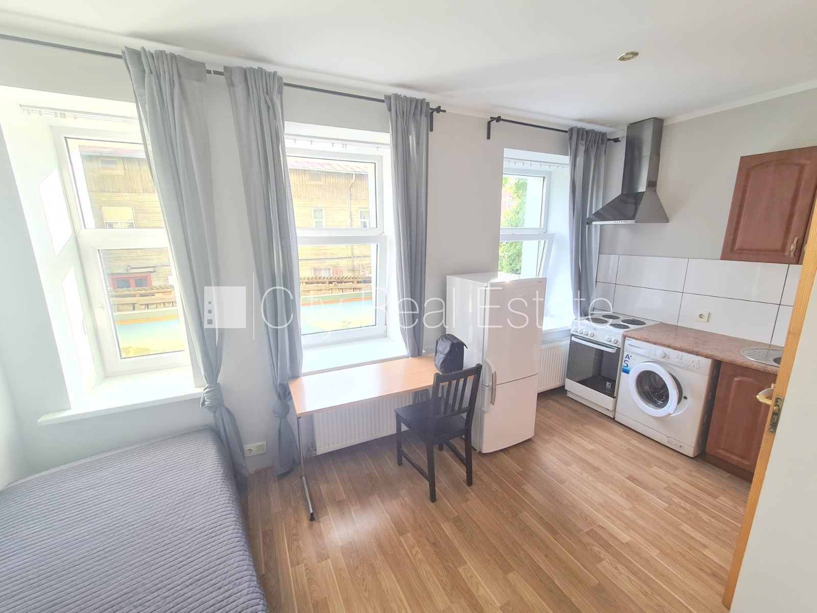 Объявление. Здание во дворе, реновированный дом, закрытый двор, вход с улицы и со двора, лестничная клетка Цена: 260 EUR/мес. Foto #1