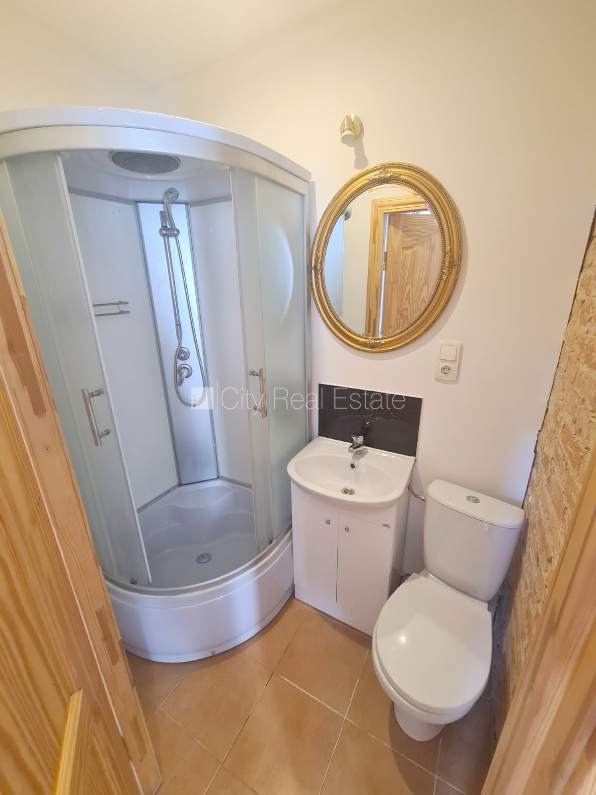 Объявление. Здание во дворе, реновированный дом, закрытый двор, вход с улицы и со двора, лестничная клетка Цена: 260 EUR/мес. Foto #8