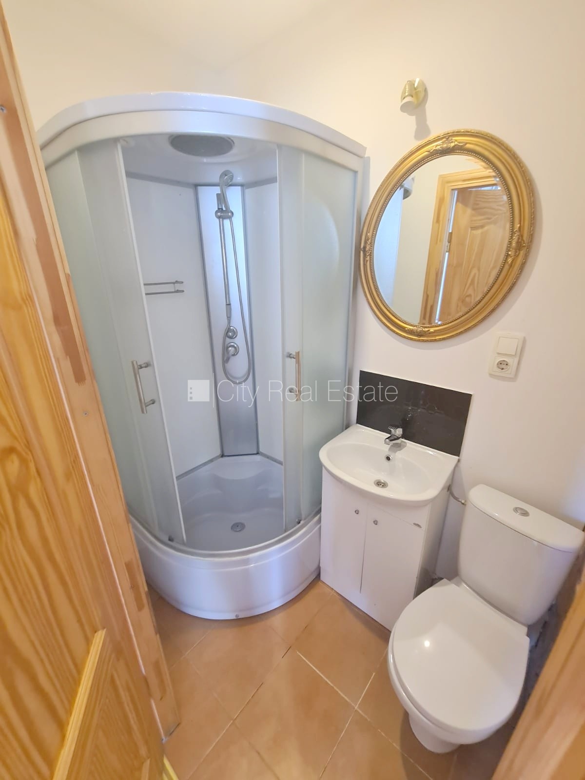 Объявление. Здание во дворе, реновированный дом, закрытый двор, вход с улицы и со двора, лестничная клетка Цена: 260 EUR/мес. Foto #9