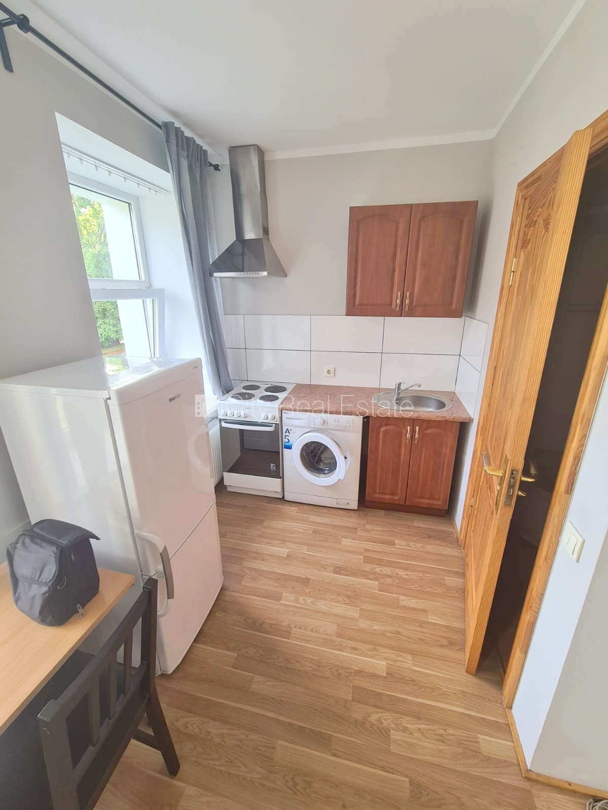 Объявление. Здание во дворе, реновированный дом, закрытый двор, вход с улицы и со двора, лестничная клетка Цена: 260 EUR/мес. Foto #4