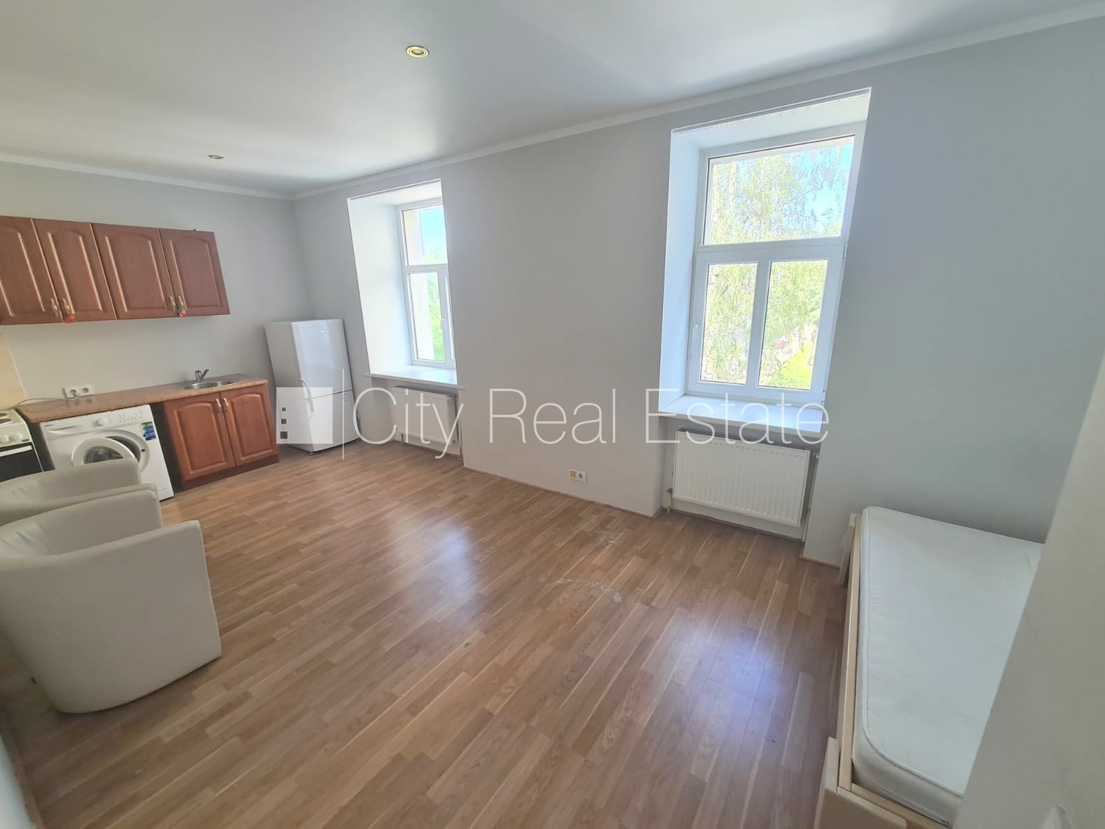 Объявление. Фасадный дом, реновированный дом, закрытый двор, вход с улицы и со двора, лестничная клетка после Цена: 290 EUR/мес. Foto #3