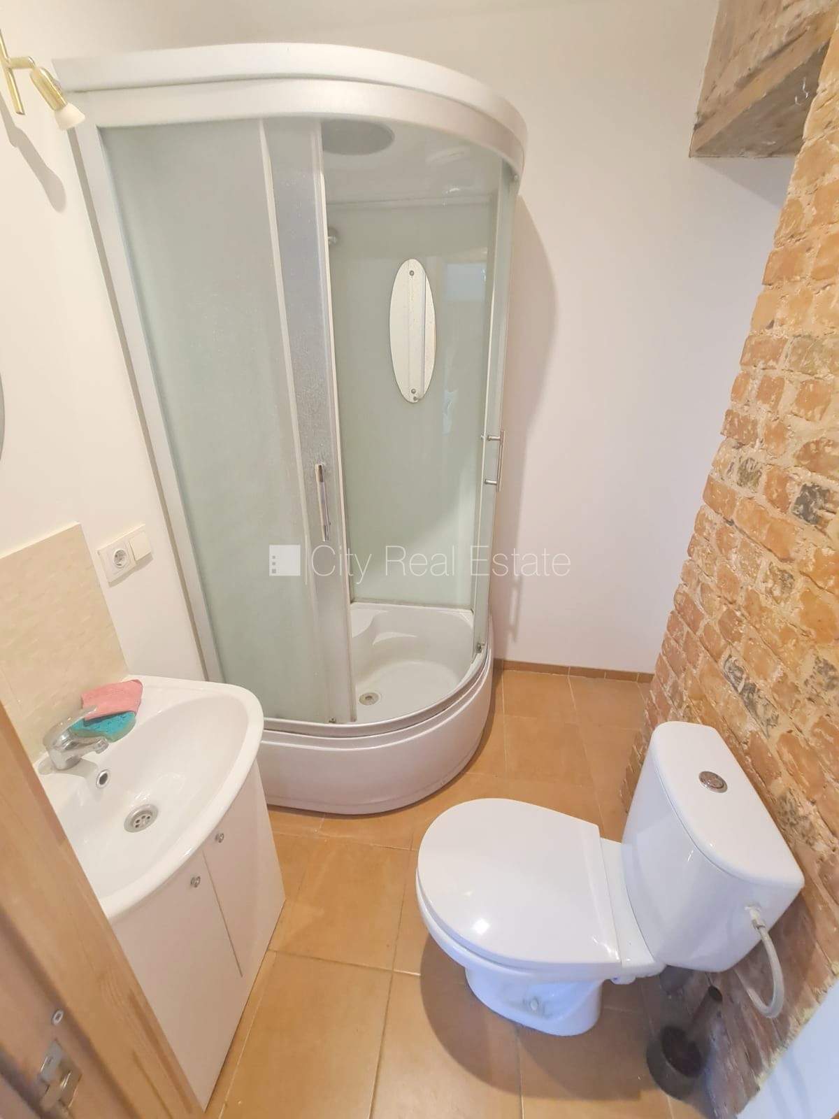 Объявление. Фасадный дом, реновированный дом, закрытый двор, вход с улицы и со двора, лестничная клетка после Цена: 290 EUR/мес. Foto #10