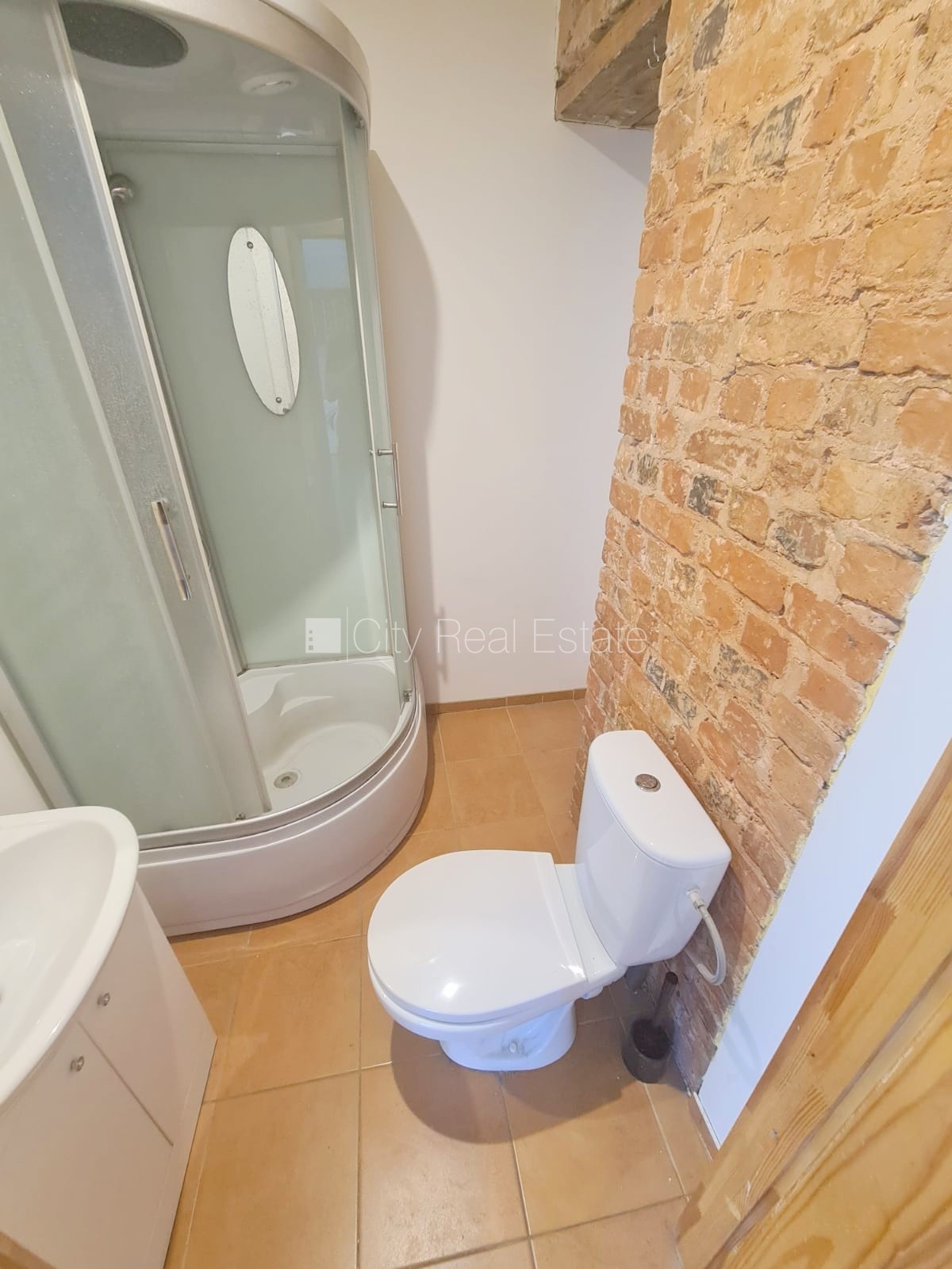 Объявление. Фасадный дом, реновированный дом, закрытый двор, вход с улицы и со двора, лестничная клетка после Цена: 290 EUR/мес. Foto #11