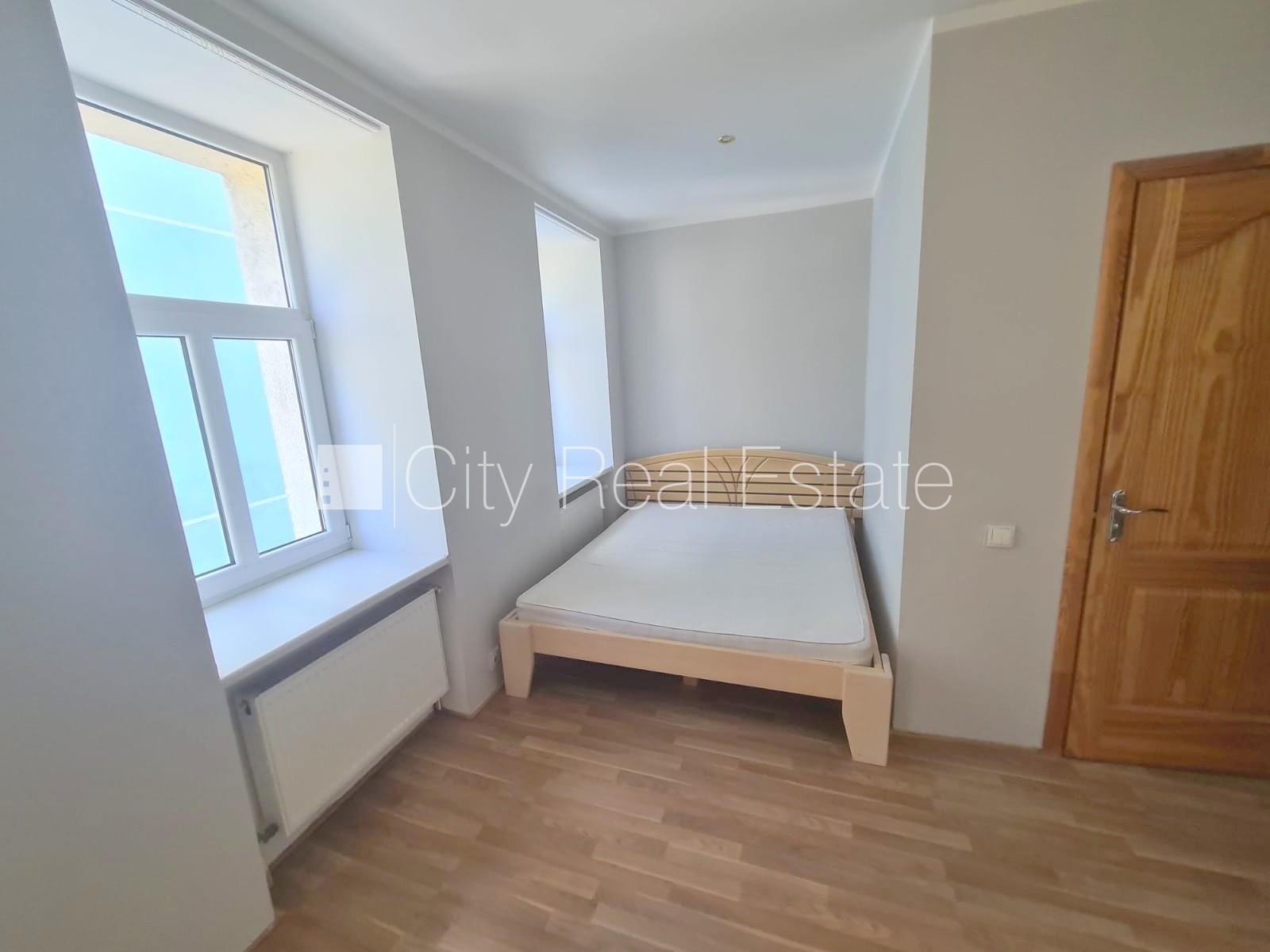 Объявление. Фасадный дом, реновированный дом, закрытый двор, вход с улицы и со двора, лестничная клетка после Цена: 290 EUR/мес. Foto #8