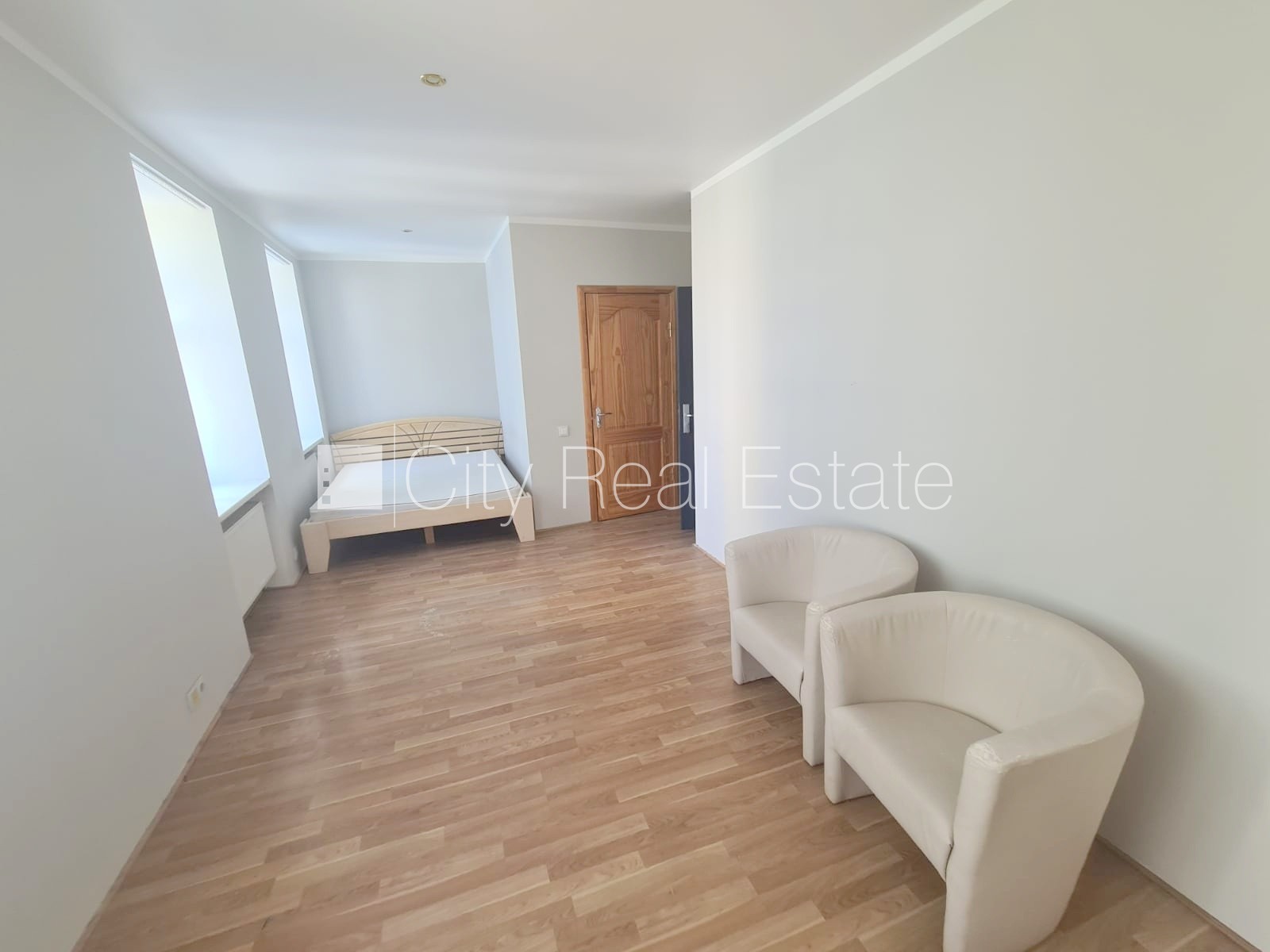 Объявление. Фасадный дом, реновированный дом, закрытый двор, вход с улицы и со двора, лестничная клетка после Цена: 290 EUR/мес. Foto #7