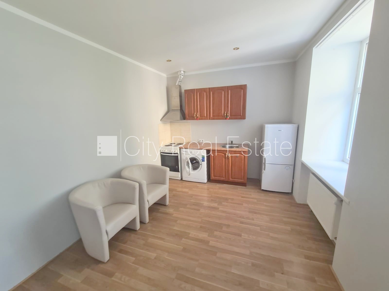 Объявление. Фасадный дом, реновированный дом, закрытый двор, вход с улицы и со двора, лестничная клетка после Цена: 290 EUR/мес. Foto #4