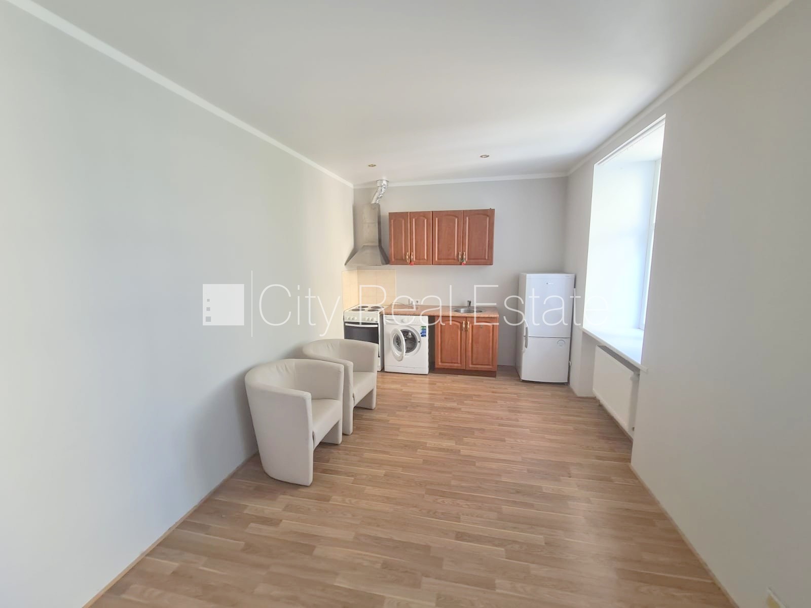 Объявление. Фасадный дом, реновированный дом, закрытый двор, вход с улицы и со двора, лестничная клетка после Цена: 290 EUR/мес. Foto #5