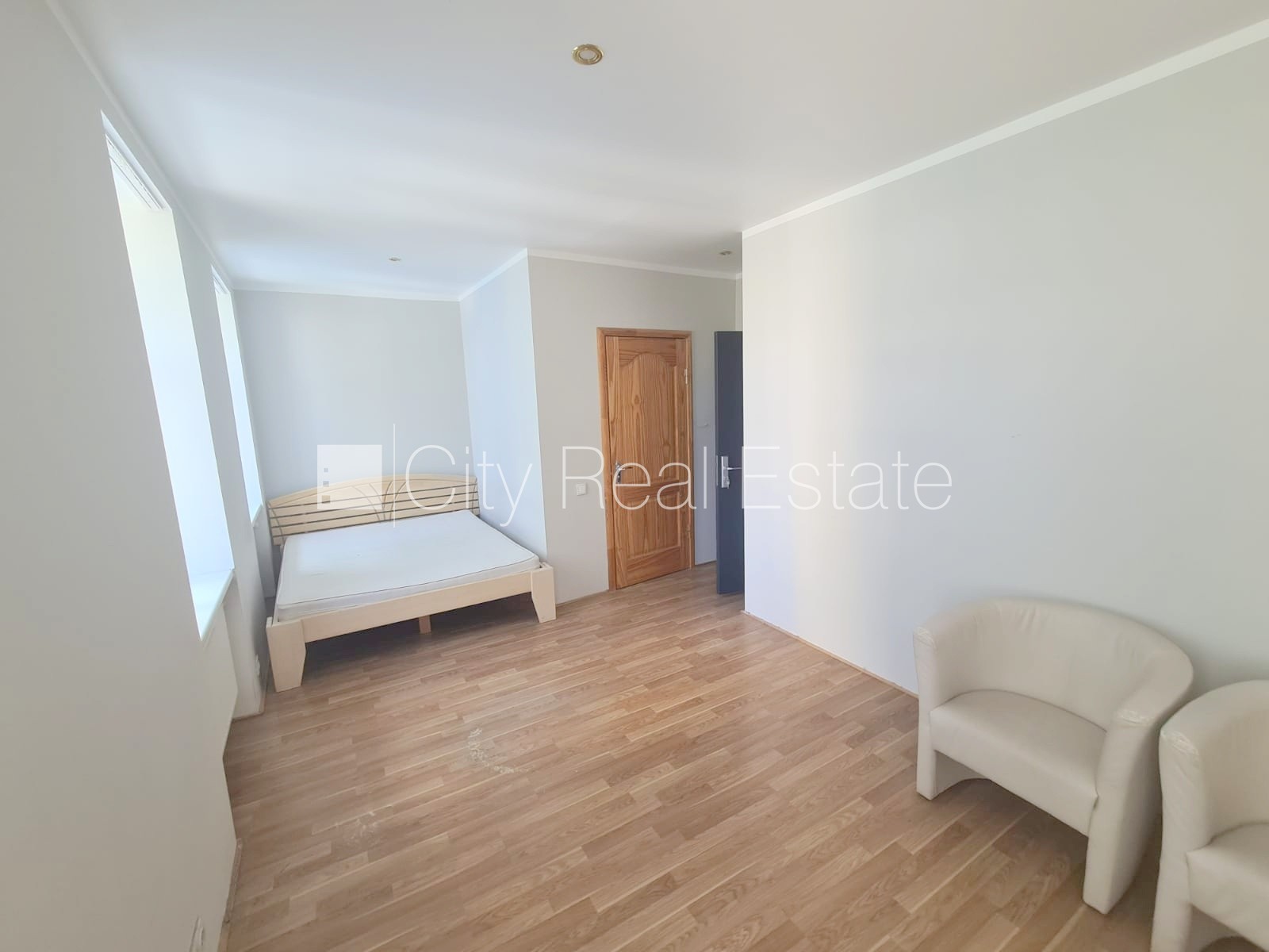 Объявление. Фасадный дом, реновированный дом, закрытый двор, вход с улицы и со двора, лестничная клетка после Цена: 290 EUR/мес. Foto #9