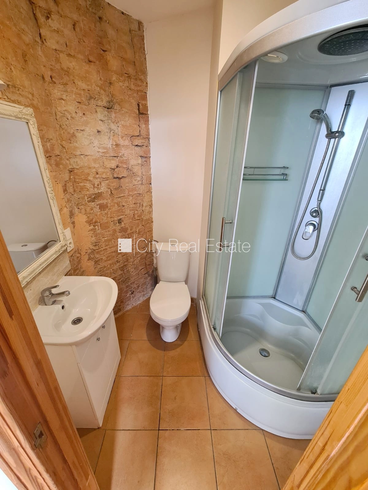 Объявление. Здание во дворе, реновированный дом, закрытый двор, вход с улицы и со двора, лестничная клетка Цена: 260 EUR/мес. Foto #8