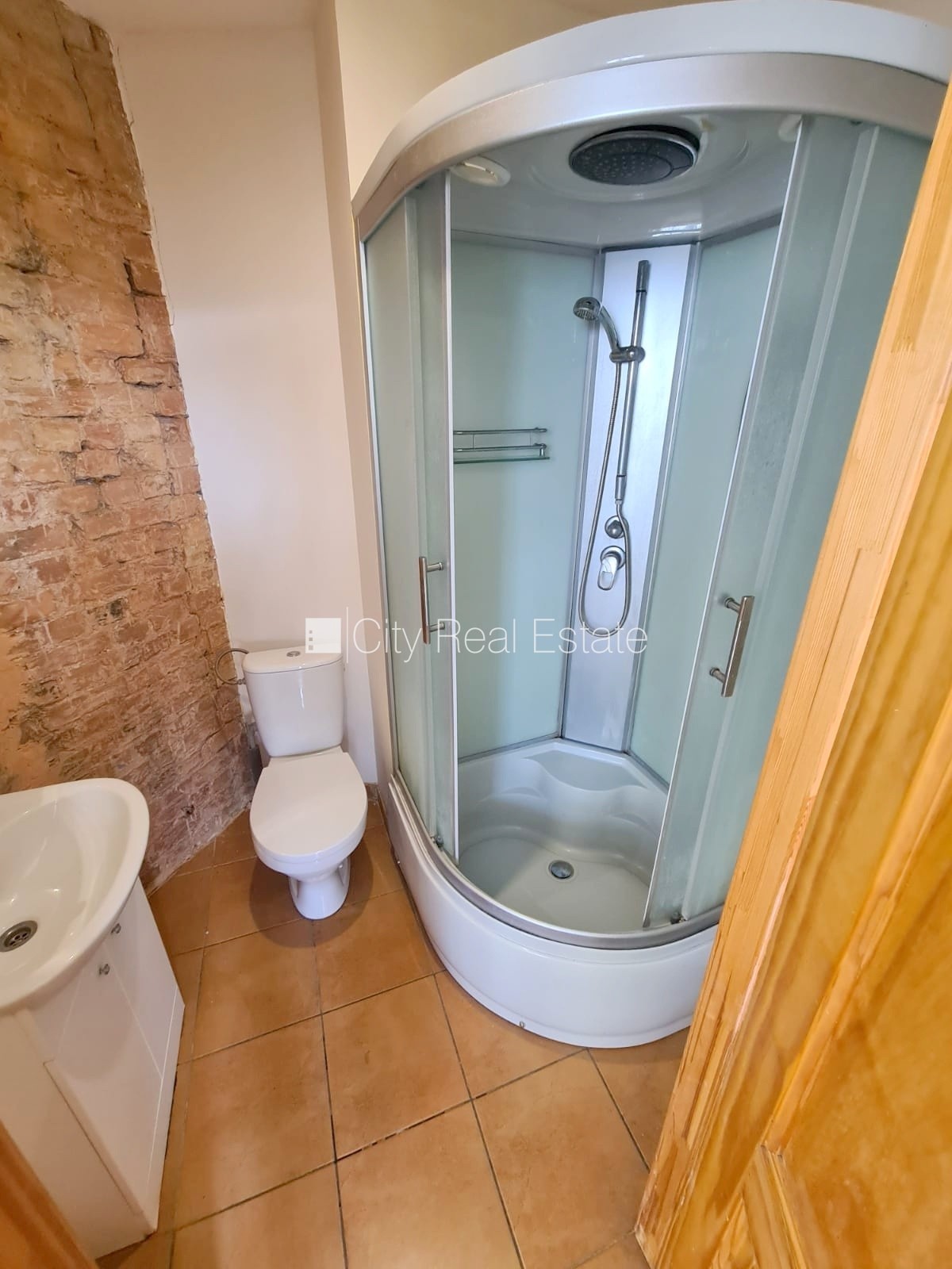 Объявление. Здание во дворе, реновированный дом, закрытый двор, вход с улицы и со двора, лестничная клетка Цена: 260 EUR/мес. Foto #7