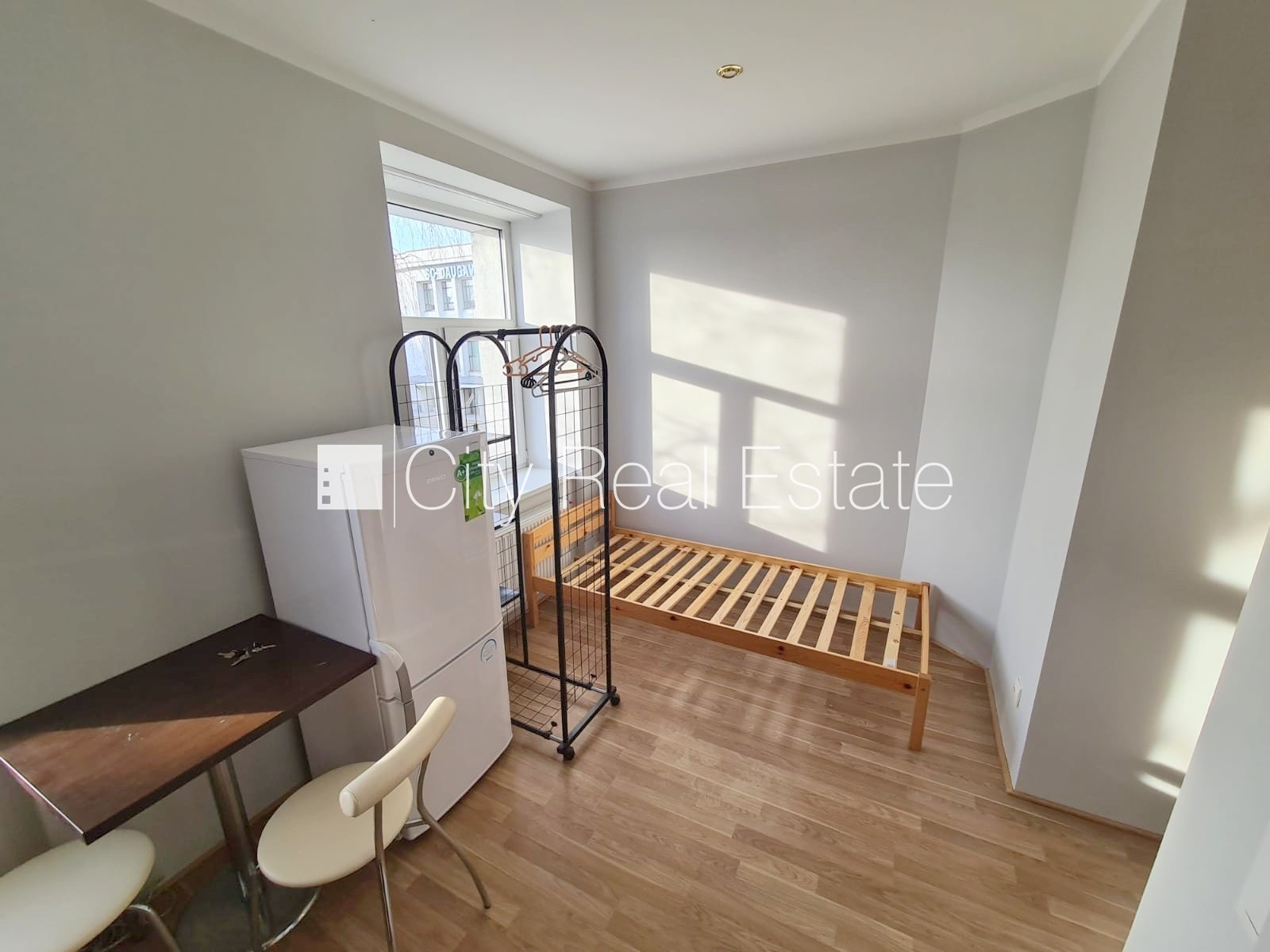 Объявление. Здание во дворе, реновированный дом, закрытый двор, вход с улицы и со двора, лестничная клетка Цена: 260 EUR/мес. Foto #4