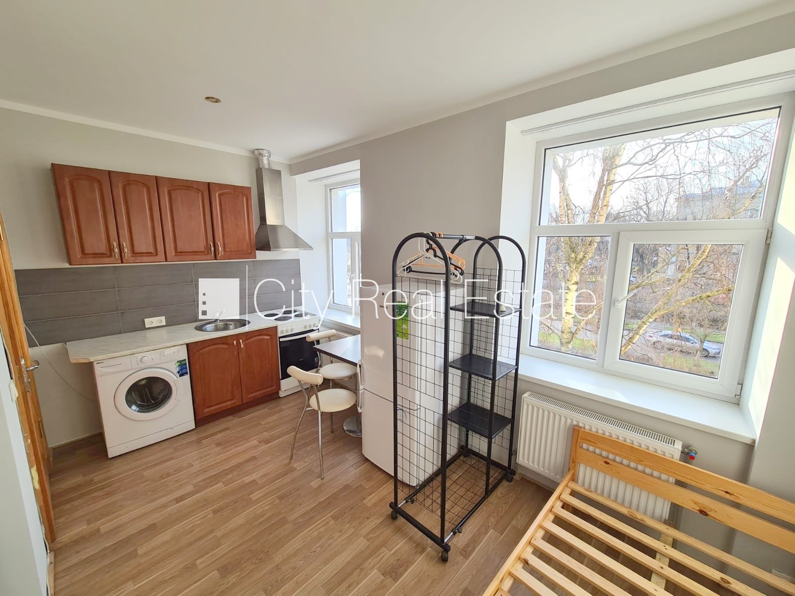 Объявление. Здание во дворе, реновированный дом, закрытый двор, вход с улицы и со двора, лестничная клетка Цена: 260 EUR/мес. Foto #1