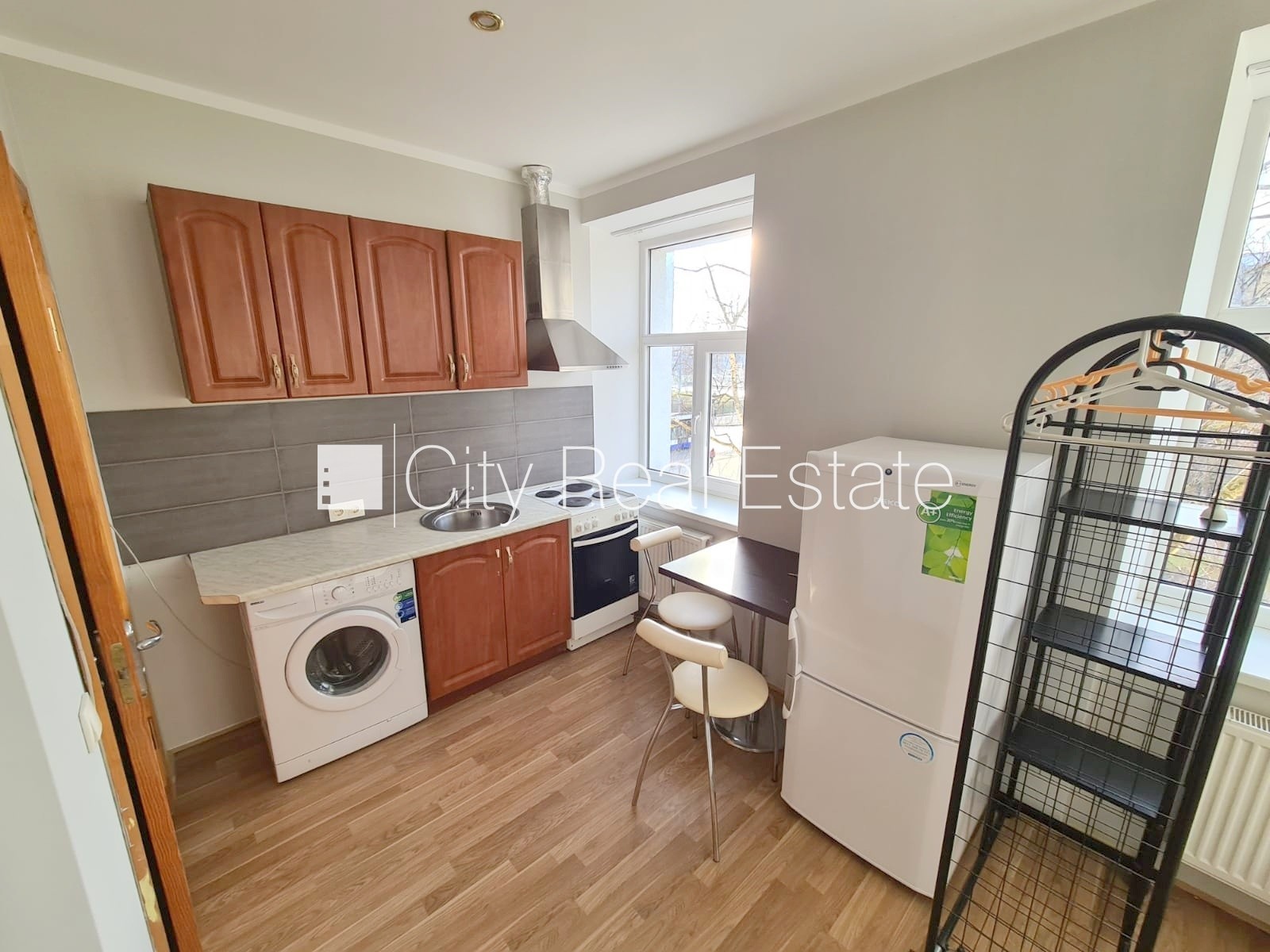 Объявление. Здание во дворе, реновированный дом, закрытый двор, вход с улицы и со двора, лестничная клетка Цена: 260 EUR/мес. Foto #2