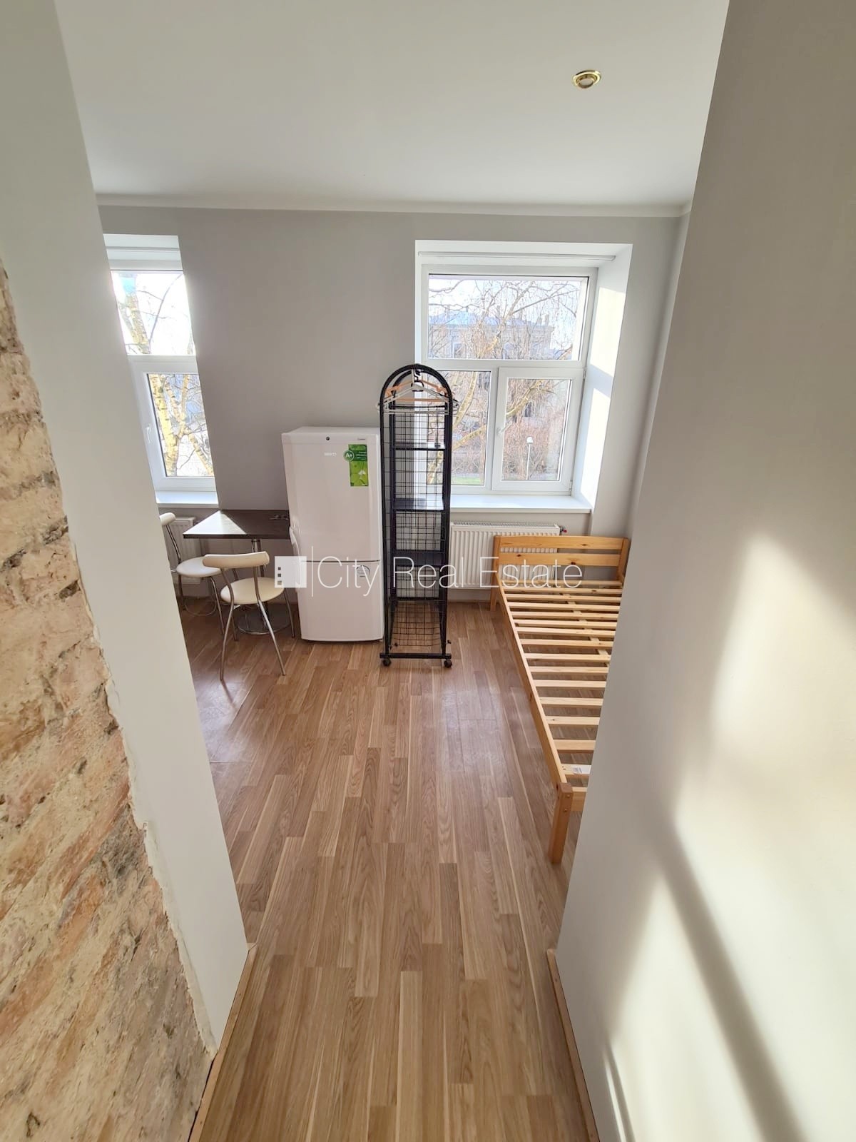 Объявление. Здание во дворе, реновированный дом, закрытый двор, вход с улицы и со двора, лестничная клетка Цена: 260 EUR/мес. Foto #5