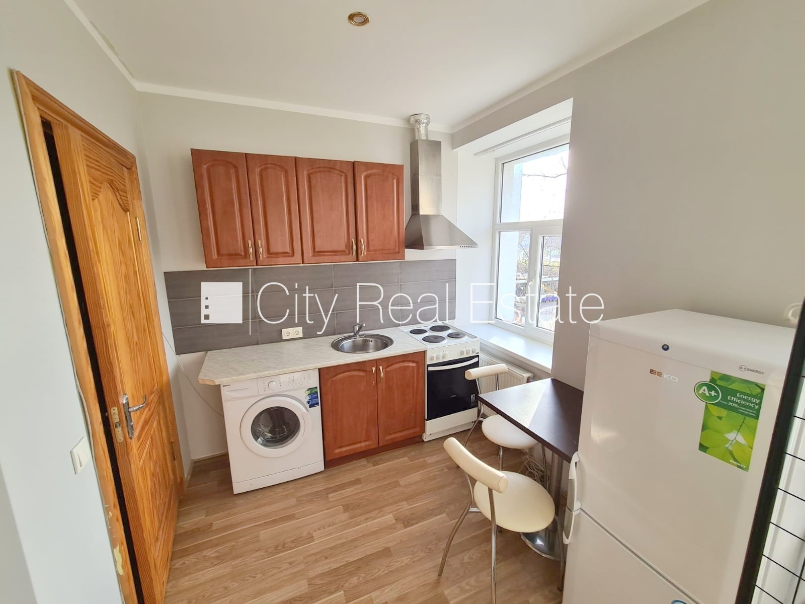 Объявление. Здание во дворе, реновированный дом, закрытый двор, вход с улицы и со двора, лестничная клетка Цена: 260 EUR/мес. Foto #3