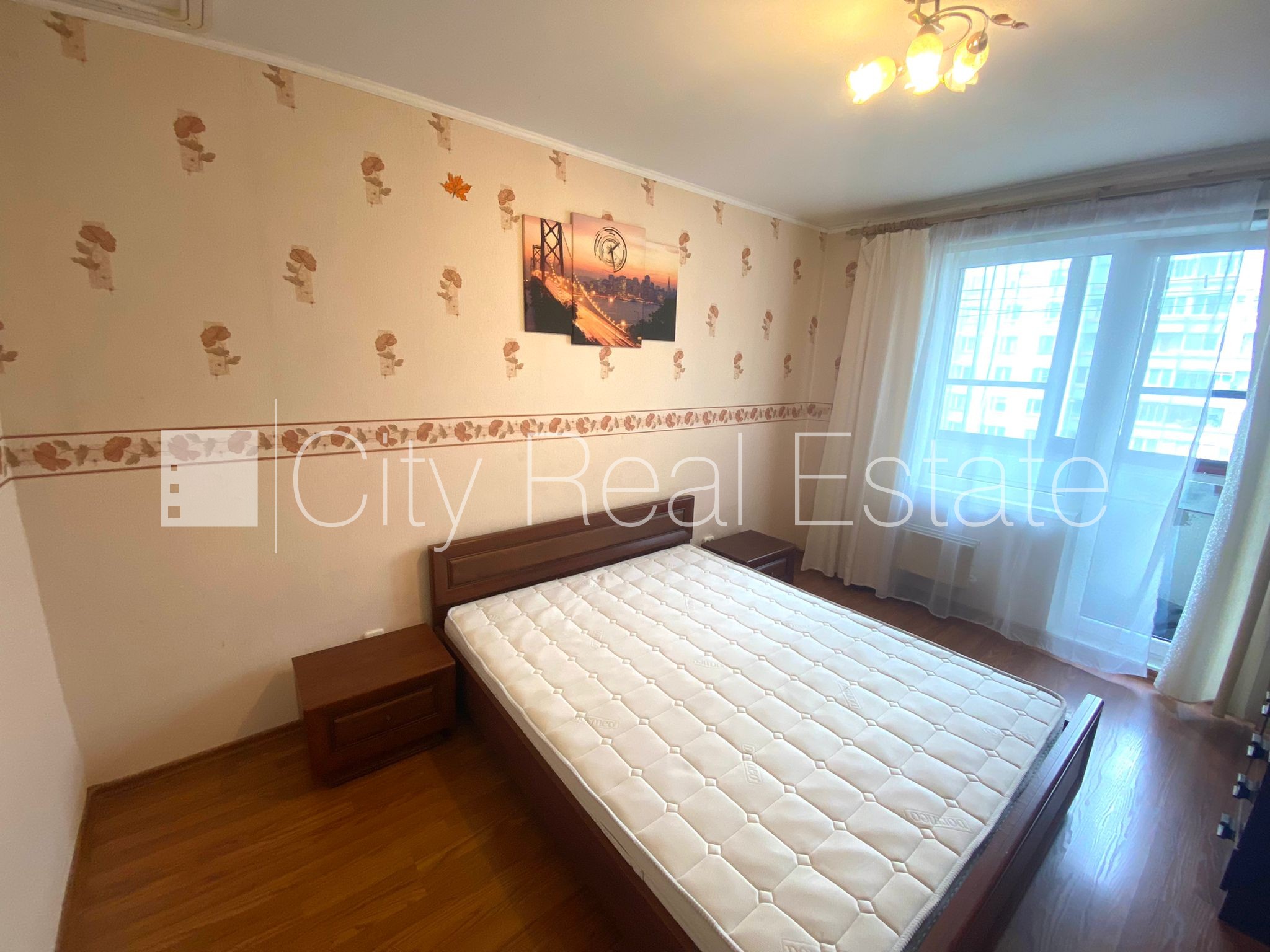 Sludinājumi. Fasādes māja, labiekārtots apzaļumots pagalms, vieta automašīnai, ir lifts, lodžija, logi vērsti uz Cena: 320 EUR/mēn Foto #1