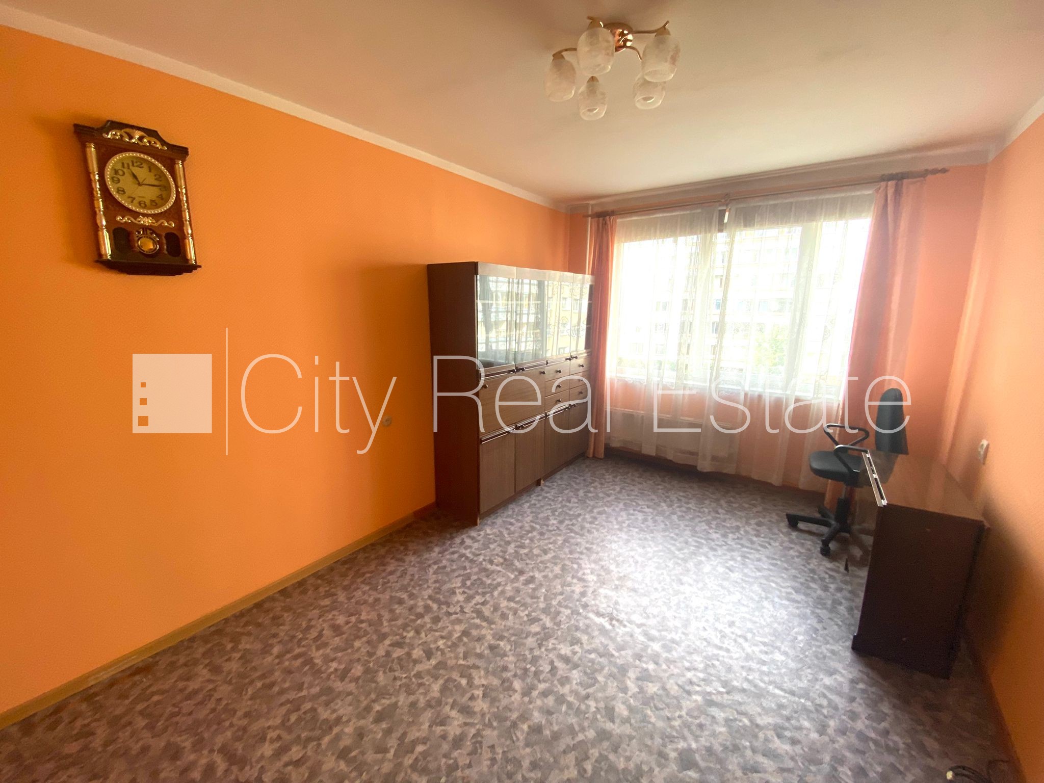 Sludinājumi. Fasādes māja, labiekārtots apzaļumots pagalms, vieta automašīnai, ir lifts, lodžija, logi vērsti uz Cena: 320 EUR/mēn Foto #4