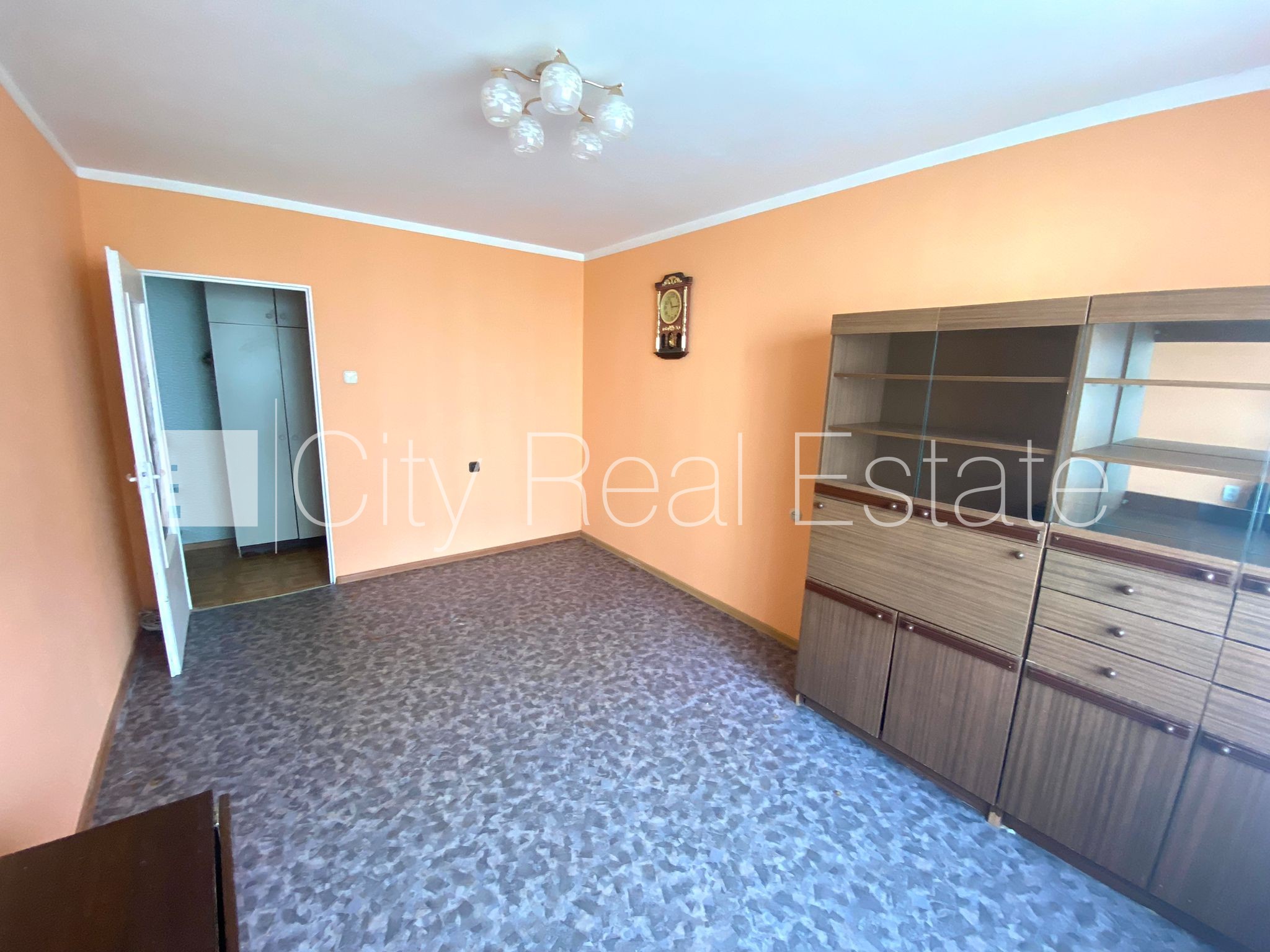 Sludinājumi. Fasādes māja, labiekārtots apzaļumots pagalms, vieta automašīnai, ir lifts, lodžija, logi vērsti uz Cena: 320 EUR/mēn Foto #5