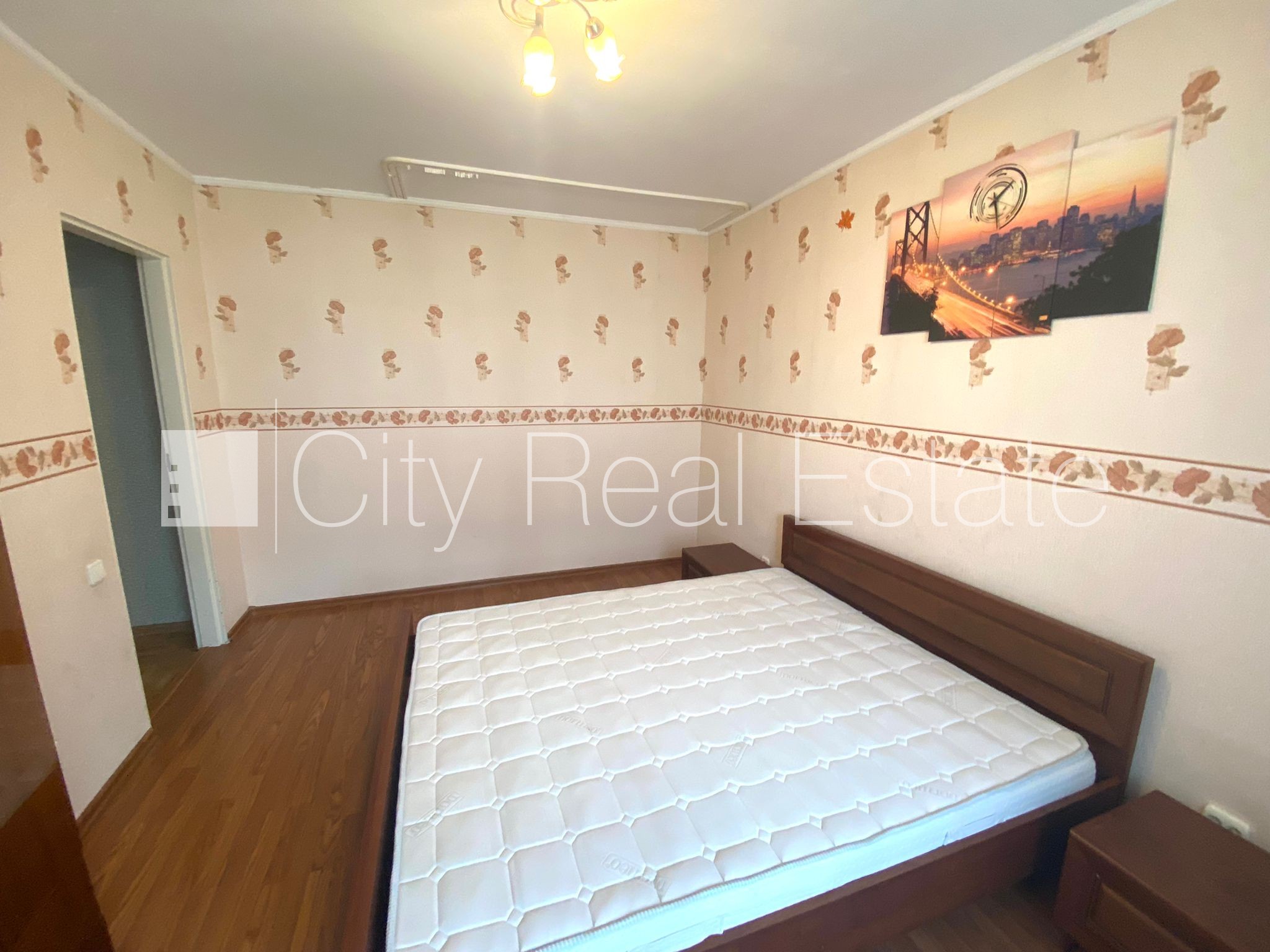 Sludinājumi. Fasādes māja, labiekārtots apzaļumots pagalms, vieta automašīnai, ir lifts, lodžija, logi vērsti uz Cena: 320 EUR/mēn Foto #2