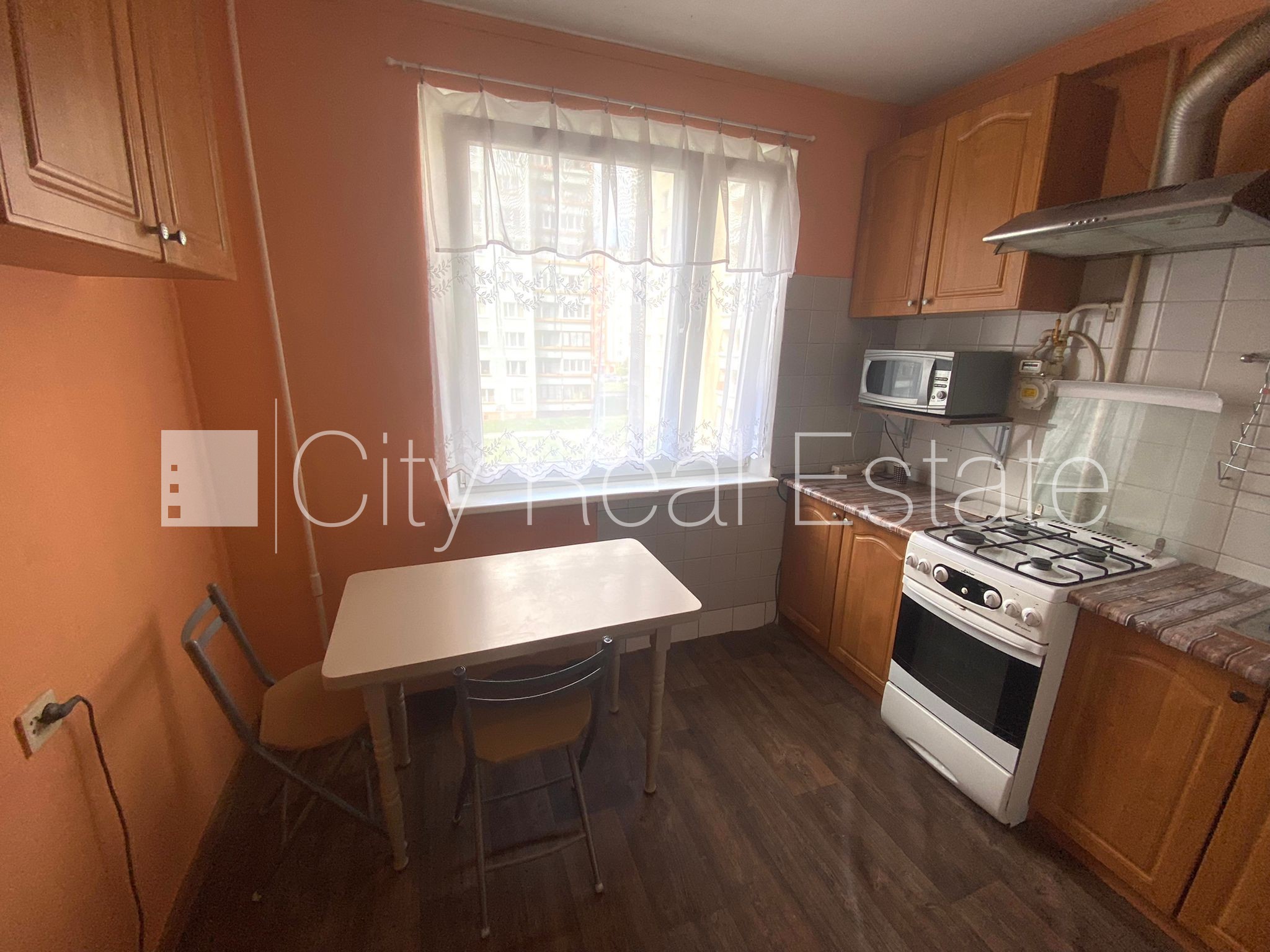 Sludinājumi. Fasādes māja, labiekārtots apzaļumots pagalms, vieta automašīnai, ir lifts, lodžija, logi vērsti uz Cena: 320 EUR/mēn Foto #7