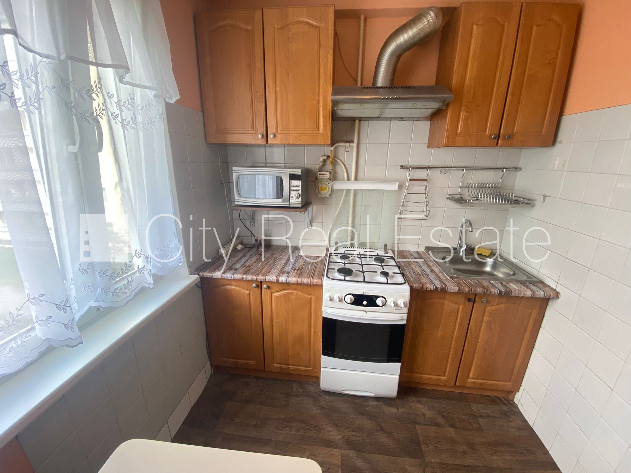 Sludinājumi. Fasādes māja, labiekārtots apzaļumots pagalms, vieta automašīnai, ir lifts, lodžija, logi vērsti uz Cena: 320 EUR/mēn Foto #8